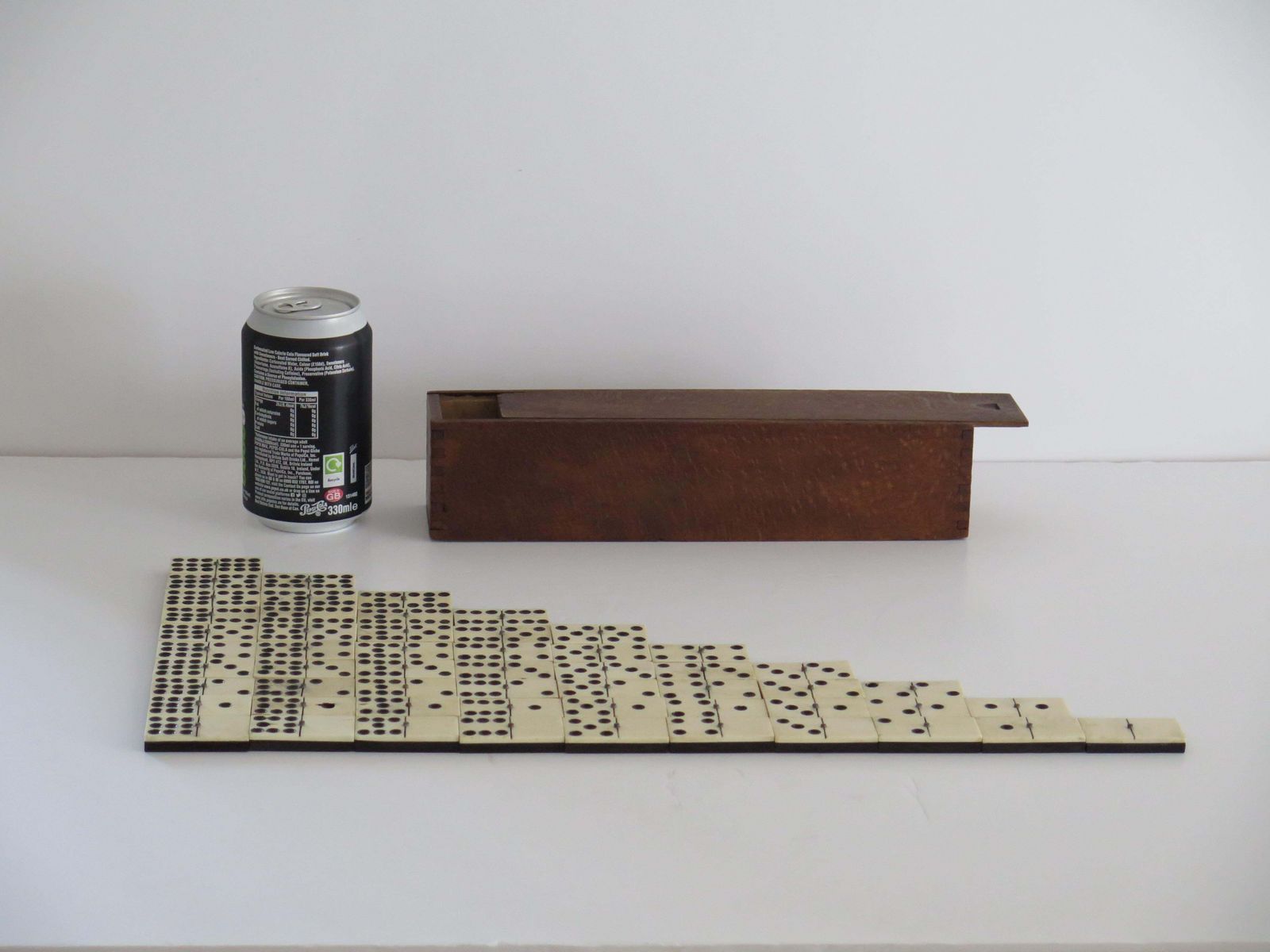 photo vintage Victorian "9 Spot" Dominoe Game 55 Piece Set In Jointed Hardwood Box, 19th C.