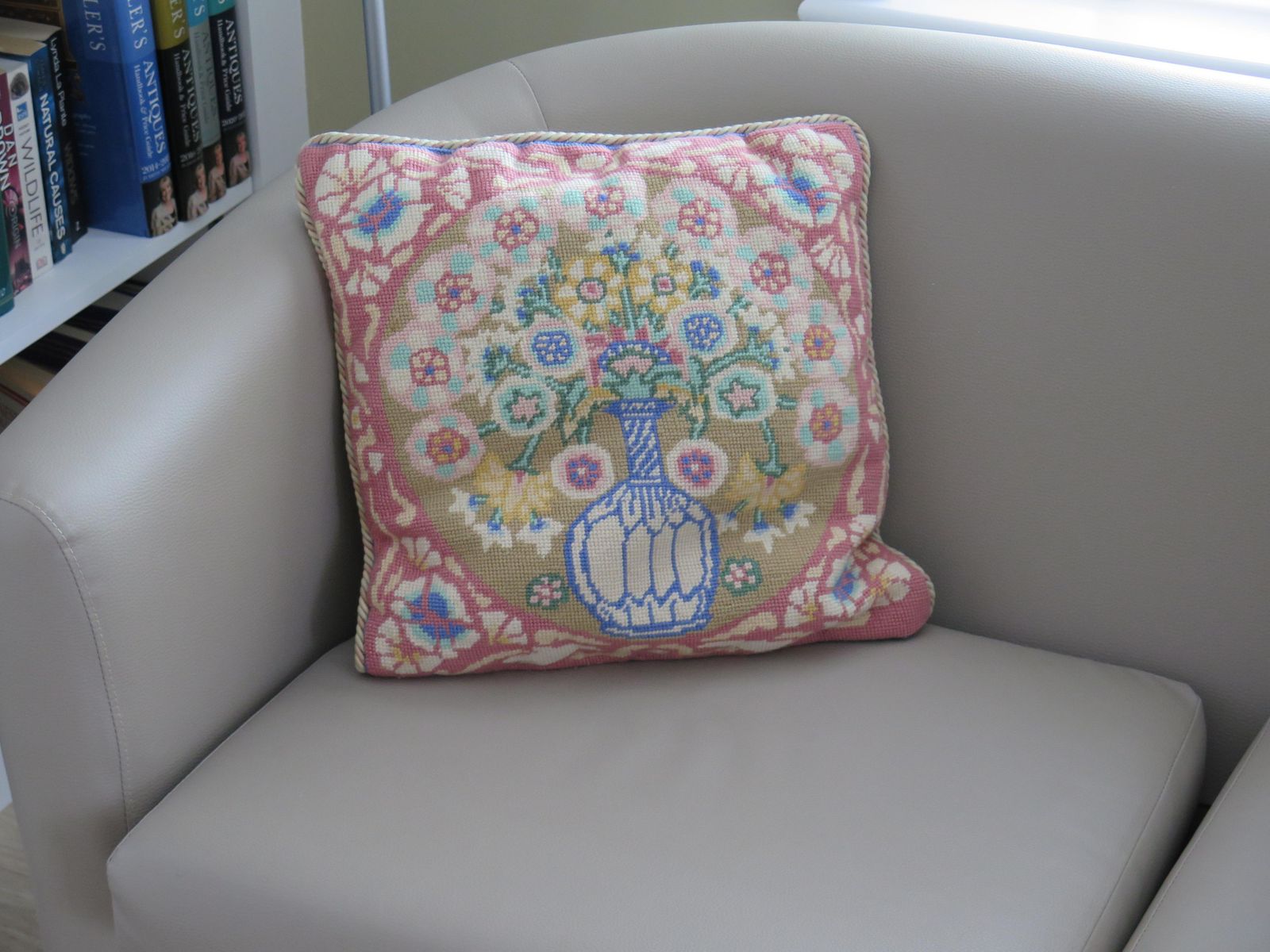 photo vinterior Woven Cushion Or Pillow With Flower Vase Pattern In Pastel Shades, Circa 1930s