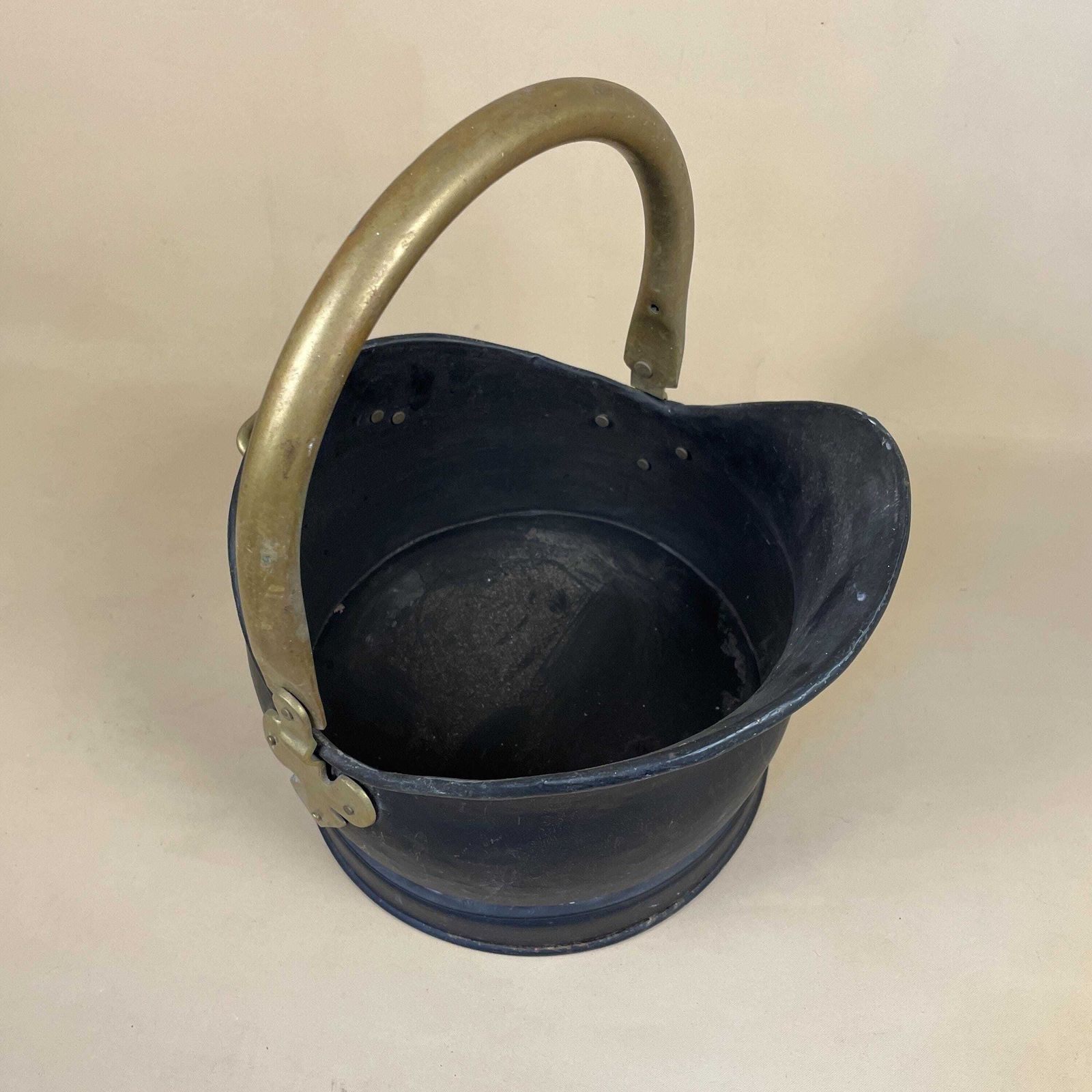 Antique Metal Gold Brass Black Coal Bucket Handle Fireside Fire Side Scuttle Log Helmet Farmhouse Cottage Vintage Fireplace Logs photo vinterior