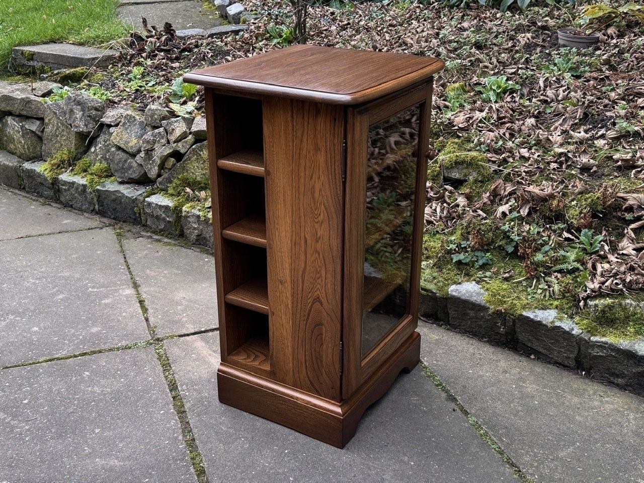 photo vintage An Ercol Golden Dawn Elm Cd Storage / Display Cabinet / Shelves / Unit