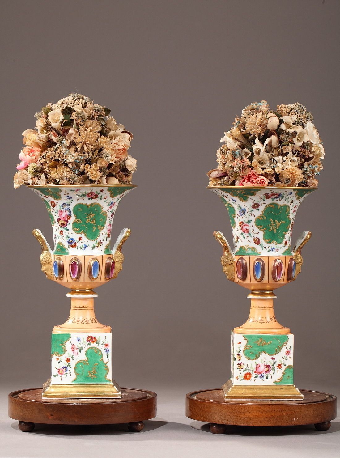 Paire de vases Médicis en porcelaine, période Louis-Philippe photo Décoration