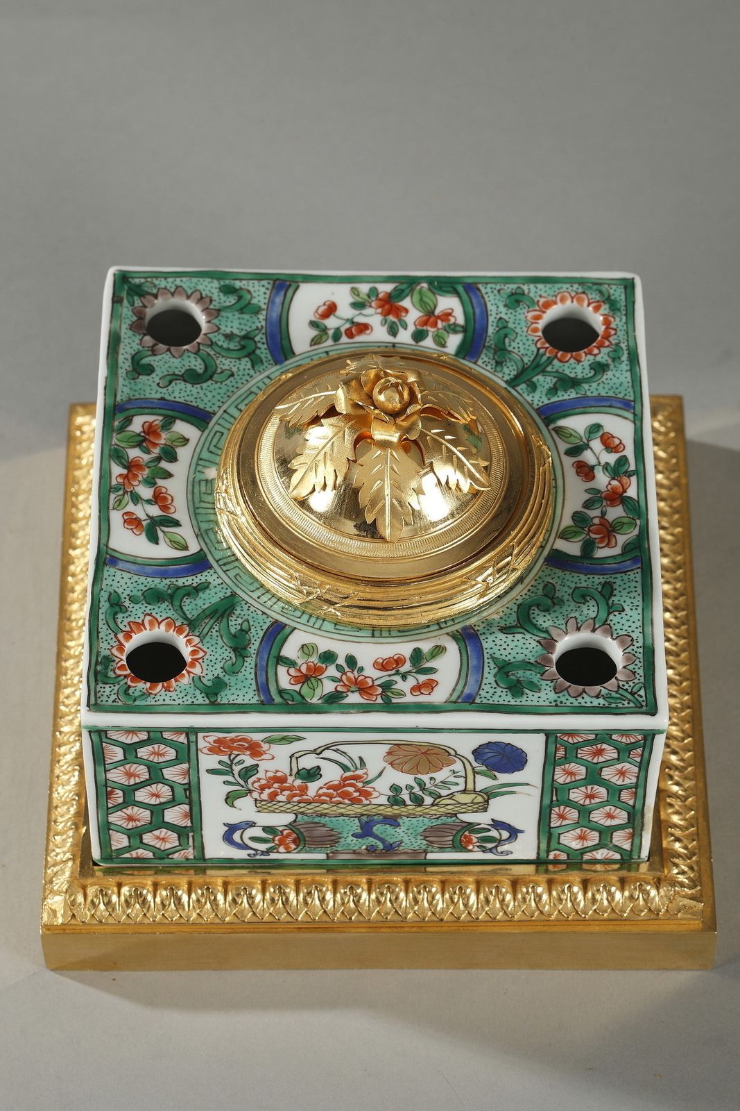 Encrier en porcelaine « famille verte » par Samson photo furniture