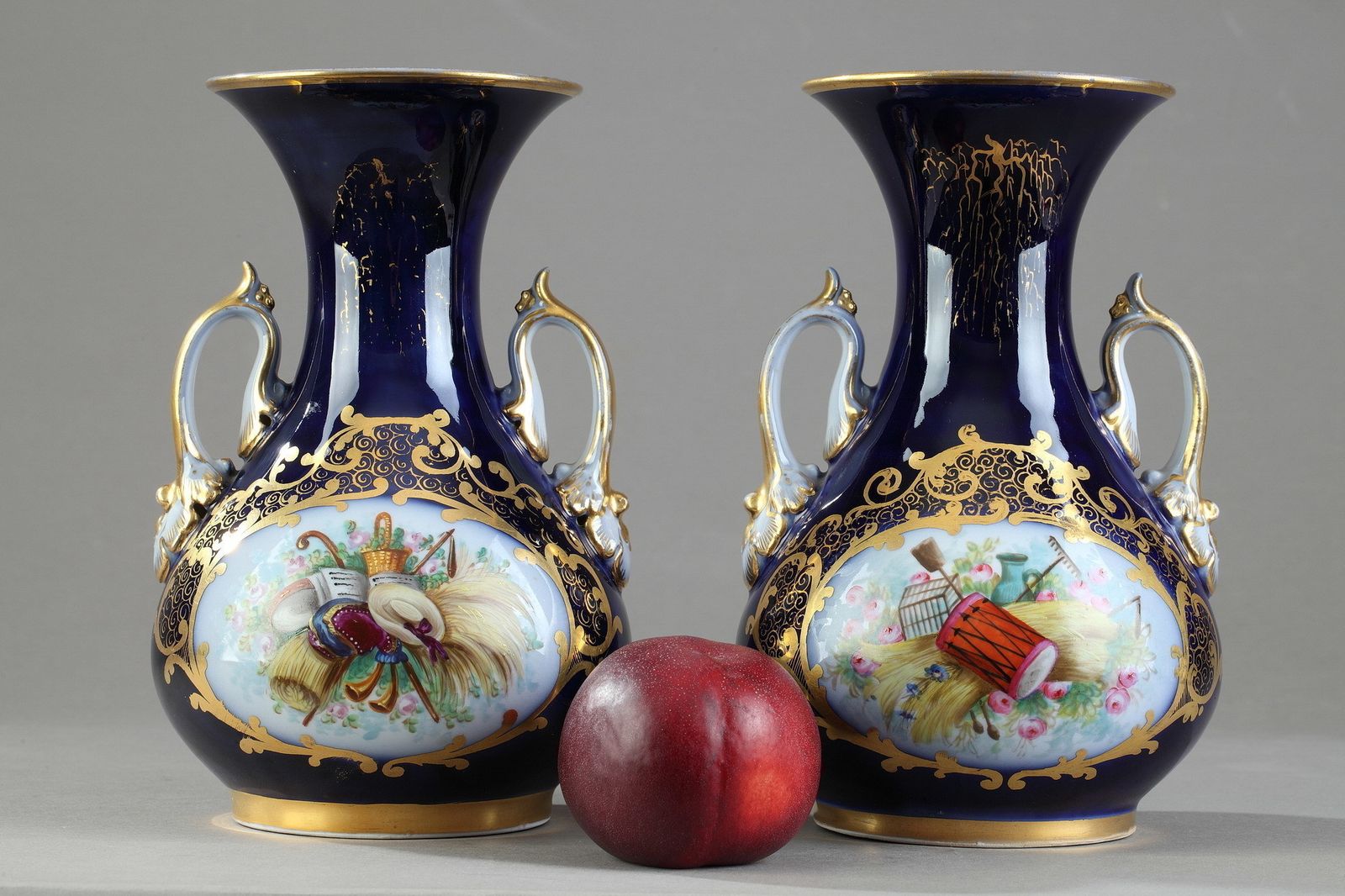 Paire de vases en porcelaine Valentine, milieu du XIXe siècle photo furniture