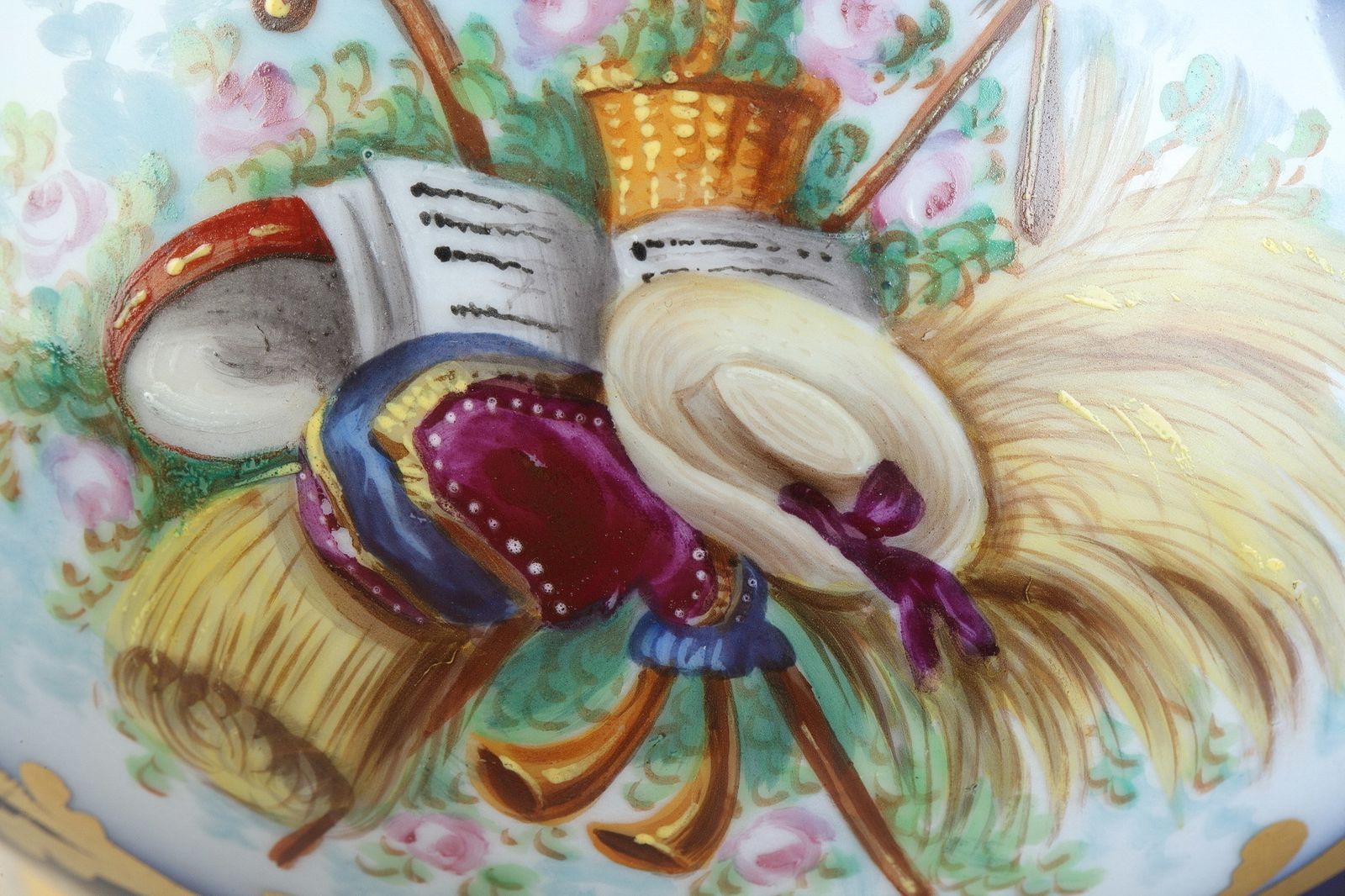 Paire de vases en porcelaine Valentine, milieu du XIXe siècle photo vinterior