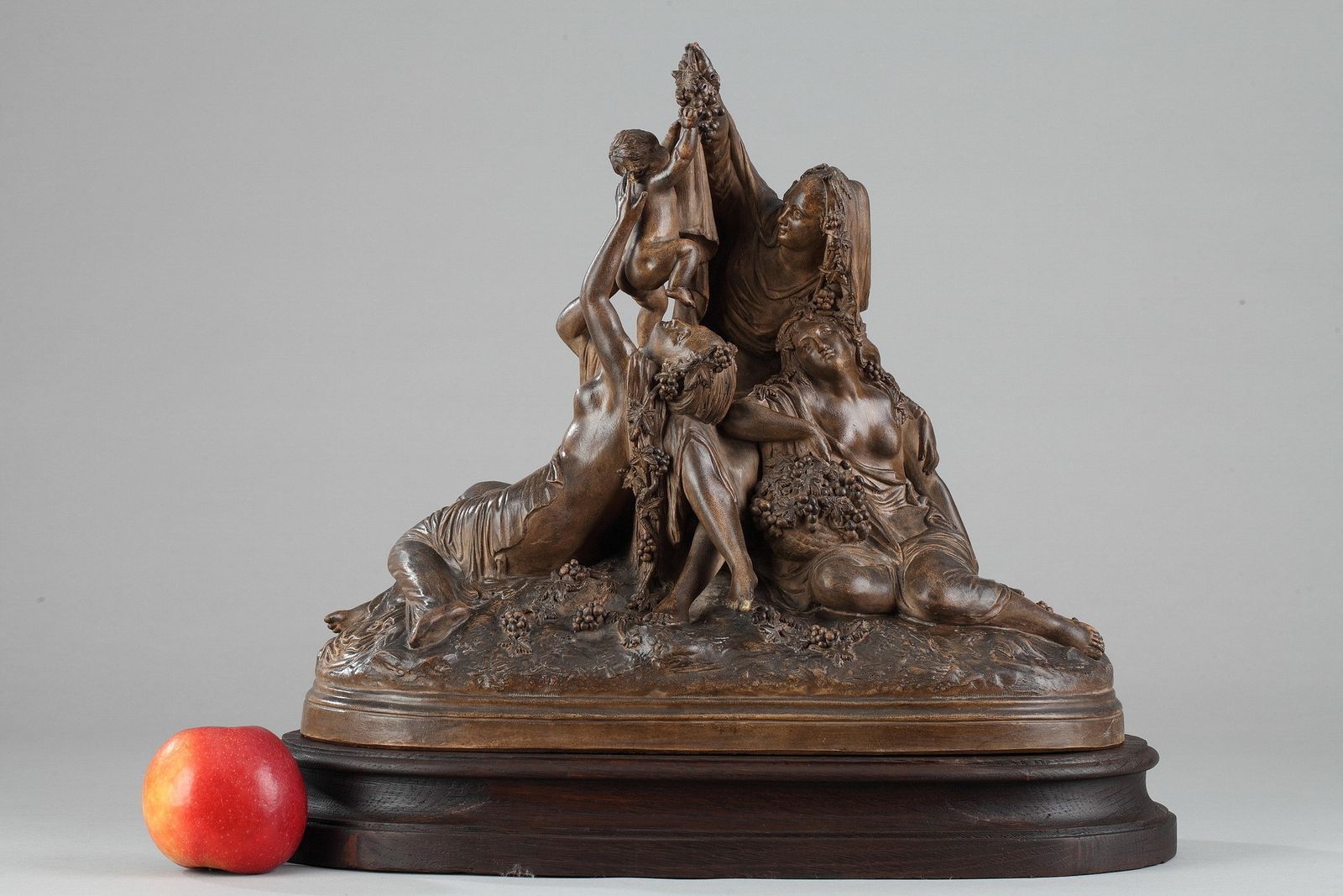 Groupe en terre cuite du XIXe siècle « Bacchus et les Bacchantes célébrant la vendange » photo furniture