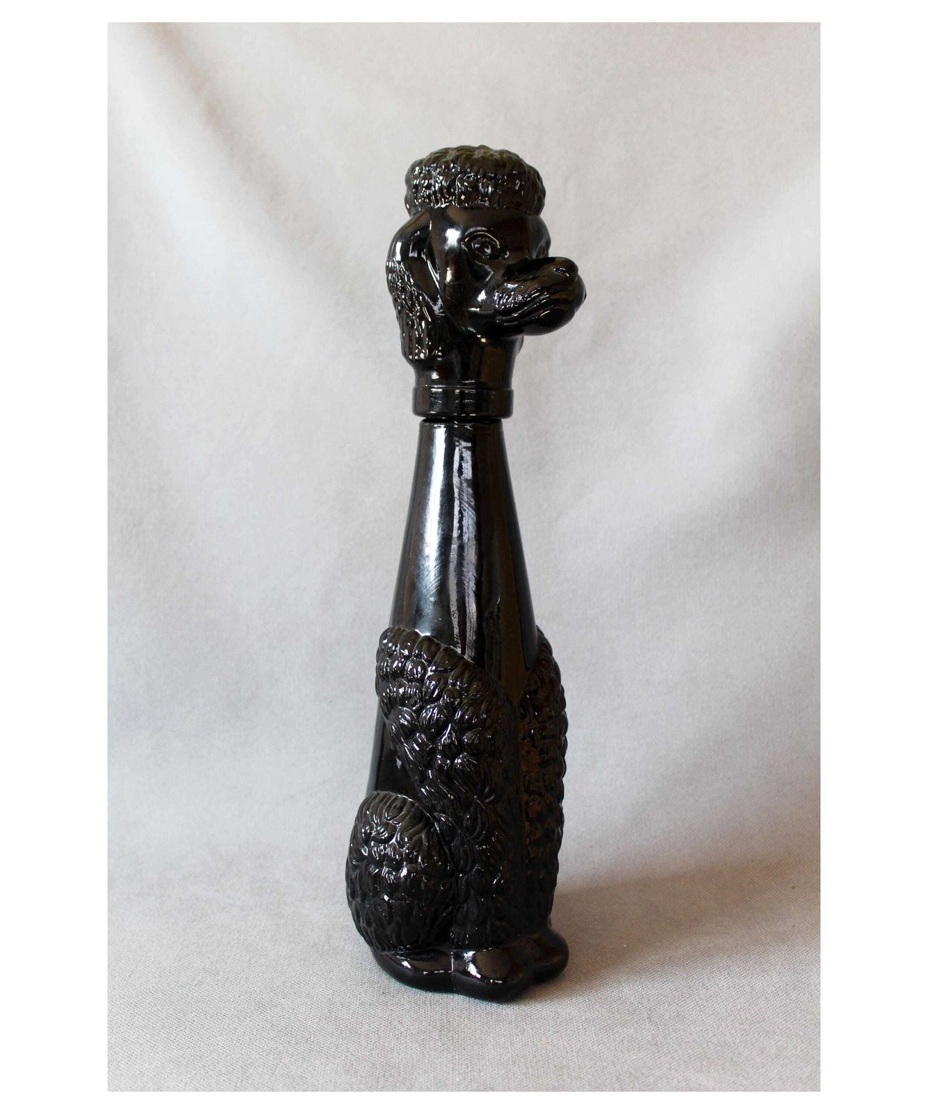 Hoge Mid Century Vintage Zwarte Glazen Poedel Karaf, Fles In Hondvorm Met Deksel Als Kop, Italiaans Of Frans, Met Plastic Binnenbeker, Zittend