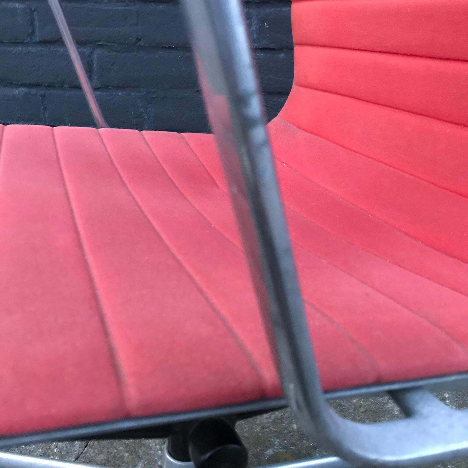 photo vinterior 1958, Ray And Charles Eames Red Adjustable Tilt Office Chair With Five Wheels