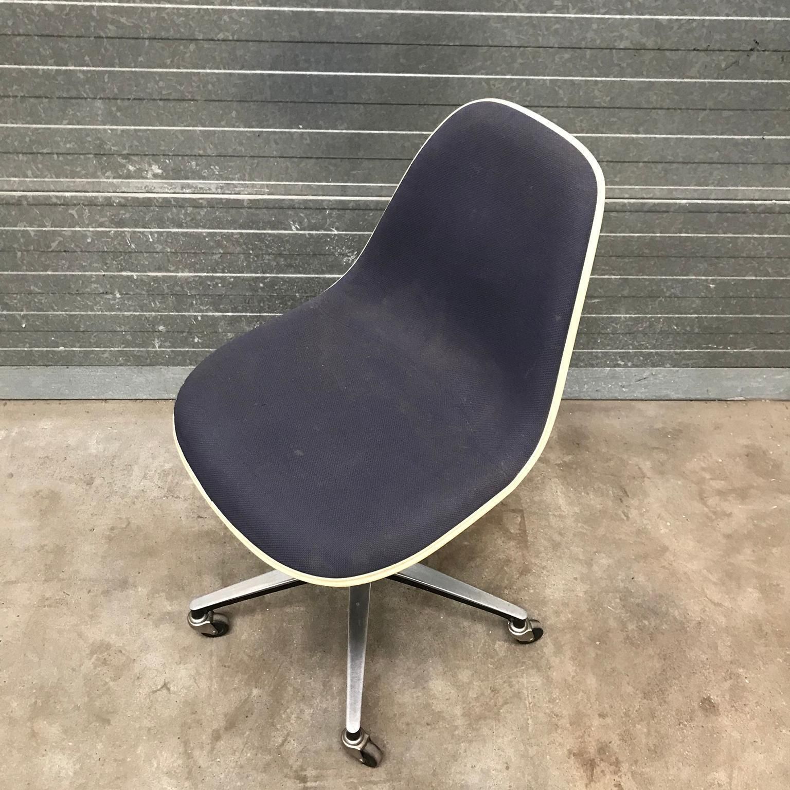 photo for sale 1958, Ray & Charles Eames, Herman Miller, Pscc Fiberglass Office Desk Chair