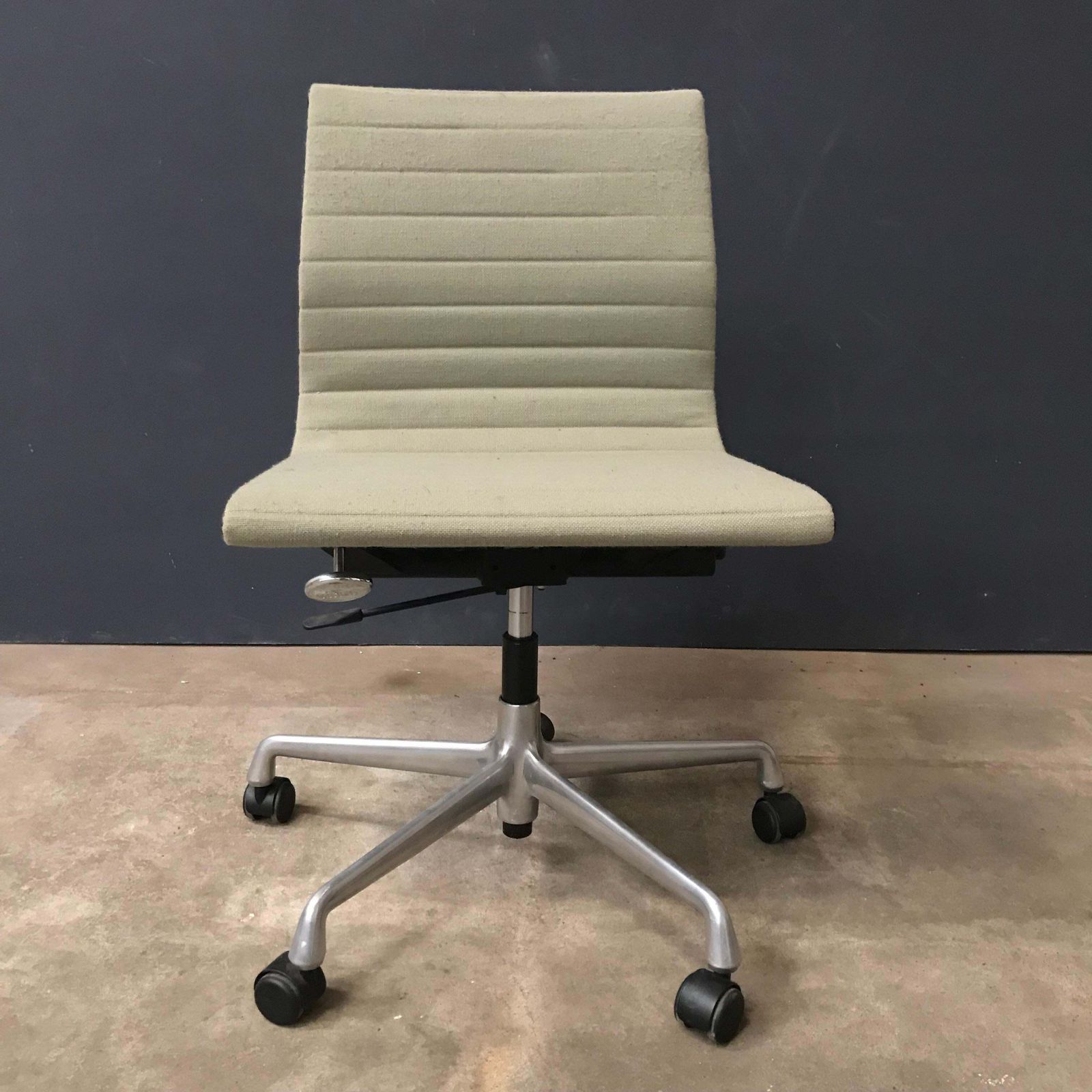 1958 Ray And Charles Eames, Fabric, Adjust, Tilt, Office Chair 4 Wheels No Arms photo vinterior