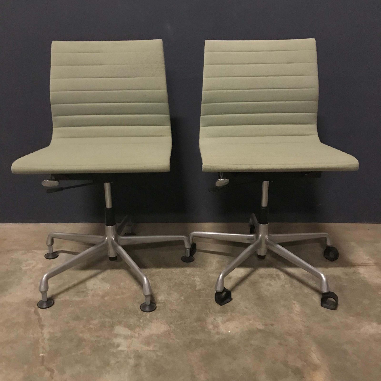 1958 Ray And Charles Eames, Fabric, Adjust, Tilt 2 Office Chair 4 Wheels No Arms photo vinterior