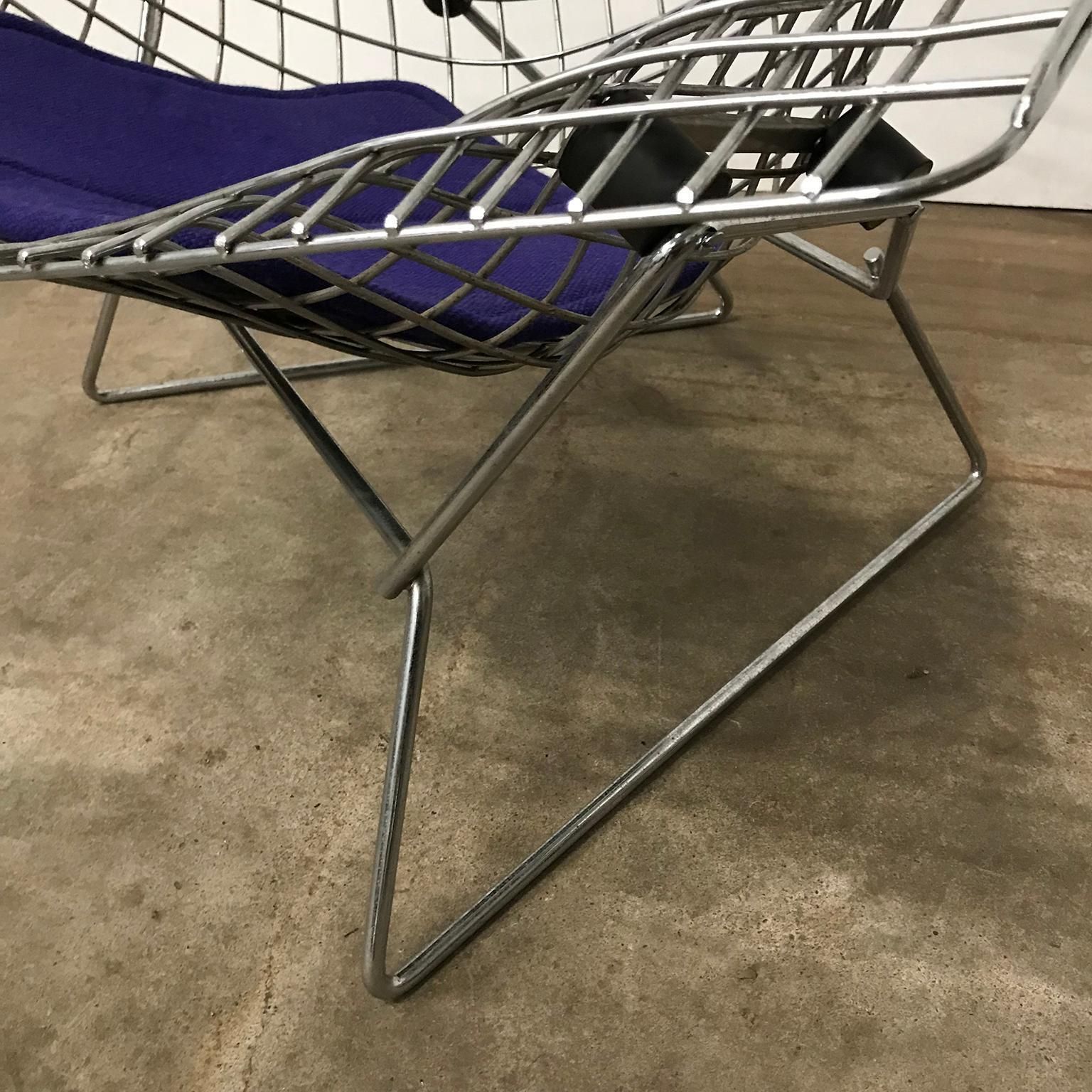 photo vinterior Harry Bertoia, Knoll International Large Chrome Bird Chair, Purple Cushion, 1952