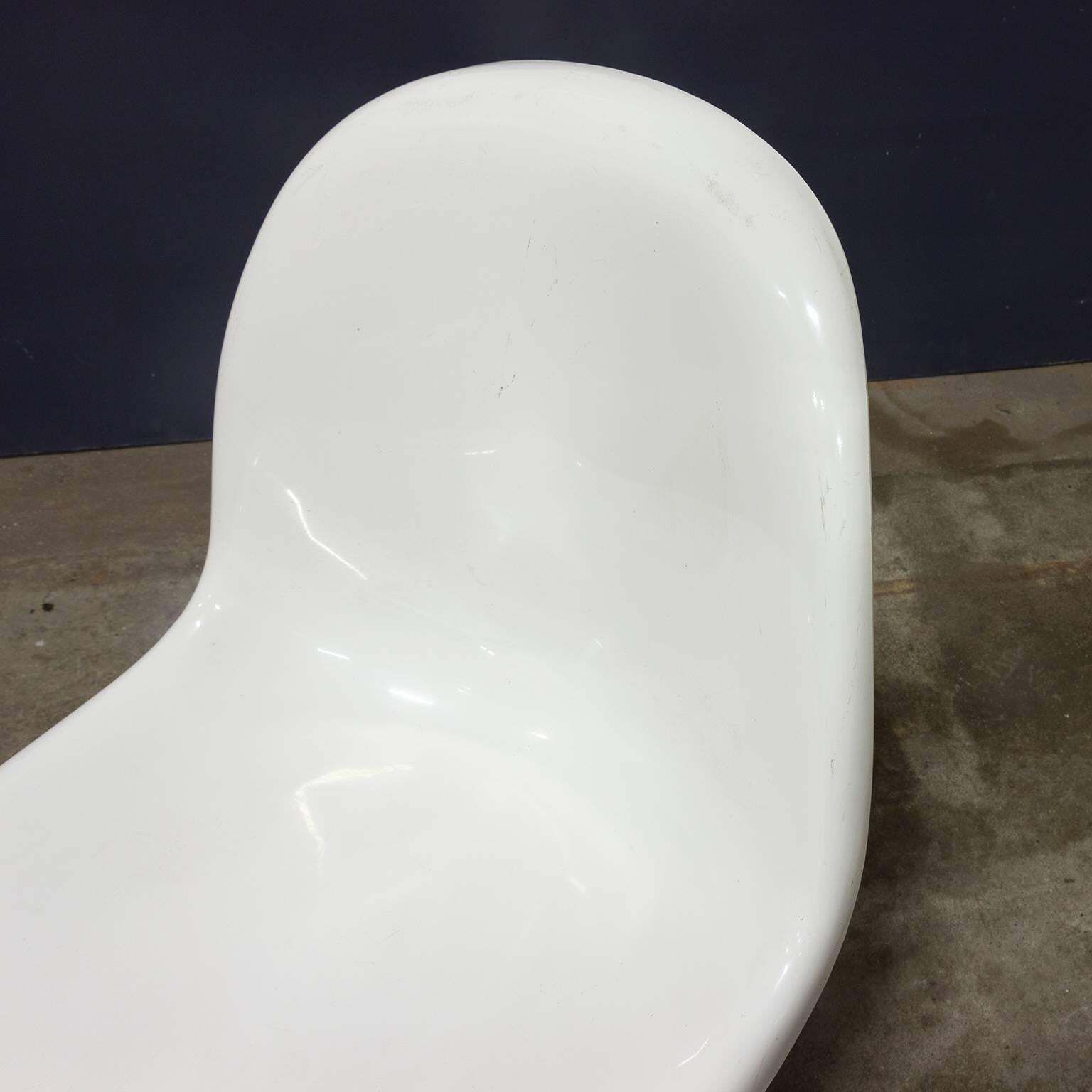 photo furniture 1965, Verner Panton, Stacking Chair, Herman Miller, Second Edition In White
