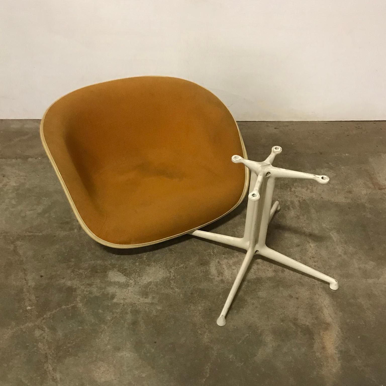 photo vintage 1960, Ray And Charles Eames, Original La Fonda Chairs By Miller In First Fabric