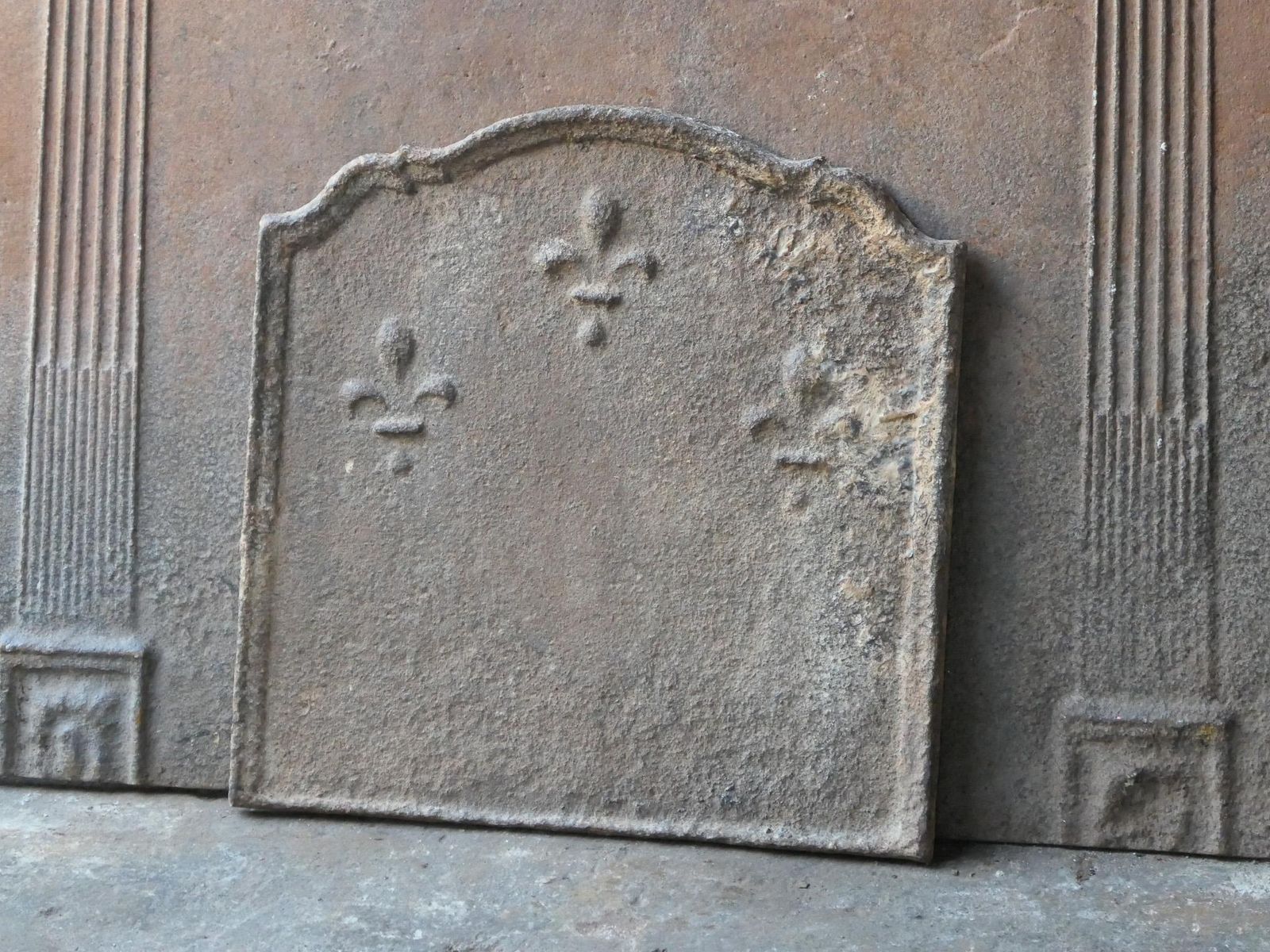 Antique French Louis XIV 'Fleur De Lys' Fireback / Backsplash, 17th Century photo vinterior