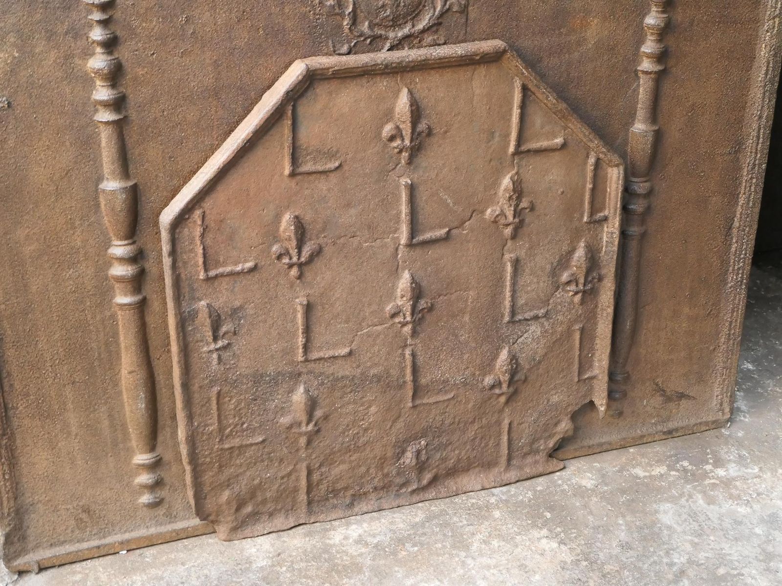 Antique French Louis XIV 'Fleur De Lys' Fireback / Backsplash, 17th Century photo vinterior