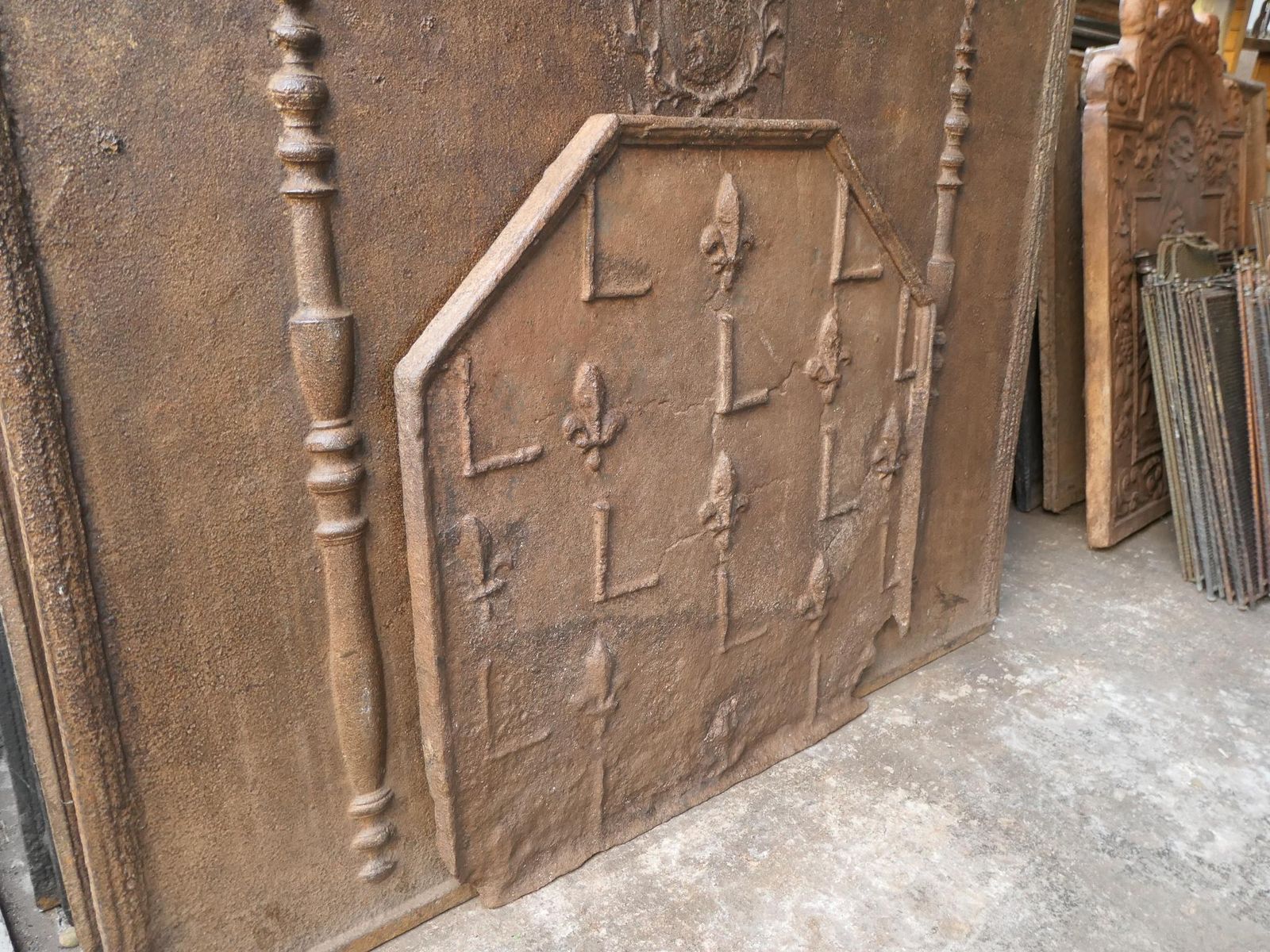 576.0 Antique French Louis XIV 'Fleur De Lys' Fireback / Backsplash, 17th Century photo