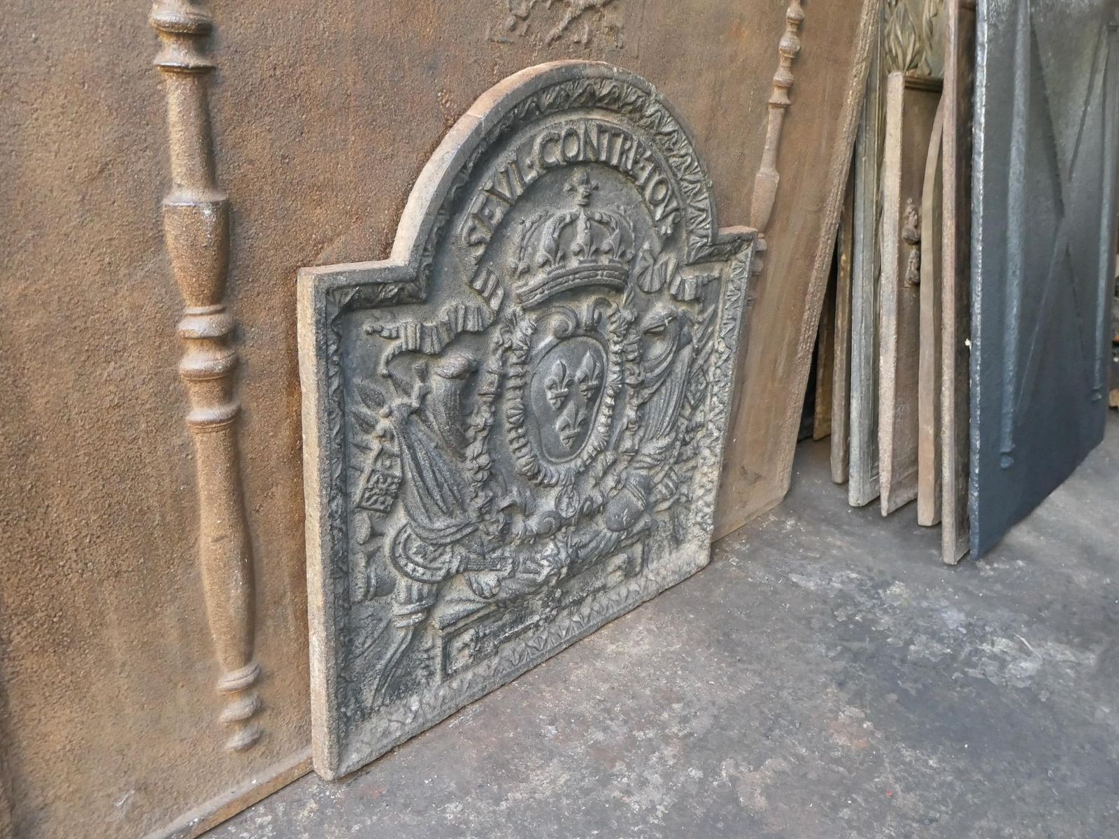 photo vinterior Antique French Fireback / Backsplash With The Arms Of France, 18th Century