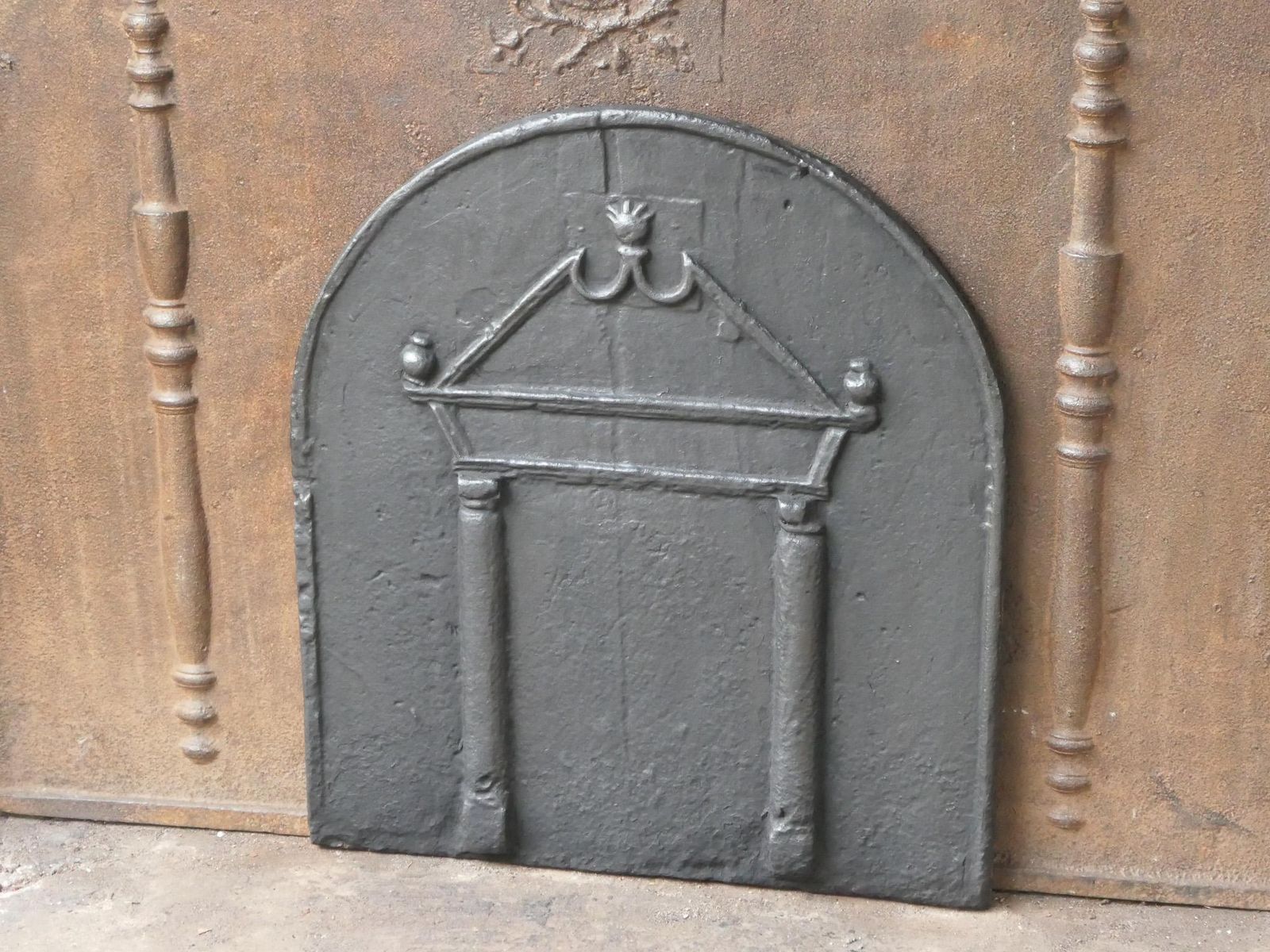 French Gothic 'Pillars And Pediment' Fireback, 17th Century photo vinterior