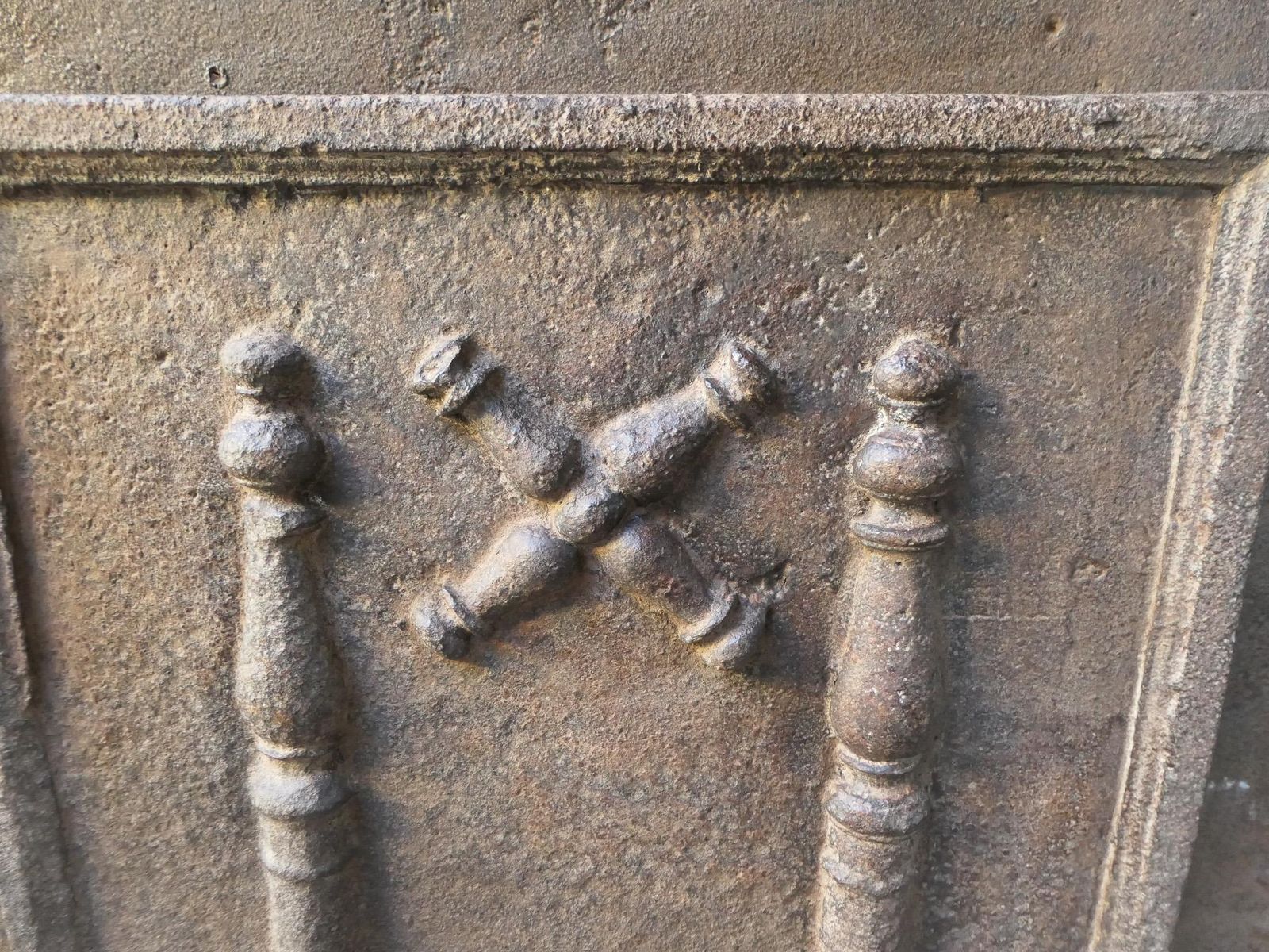photo furniture 18th C. Louis XIV 'Pillars With Saint Andrew's Cross' Fireback / Backsplash