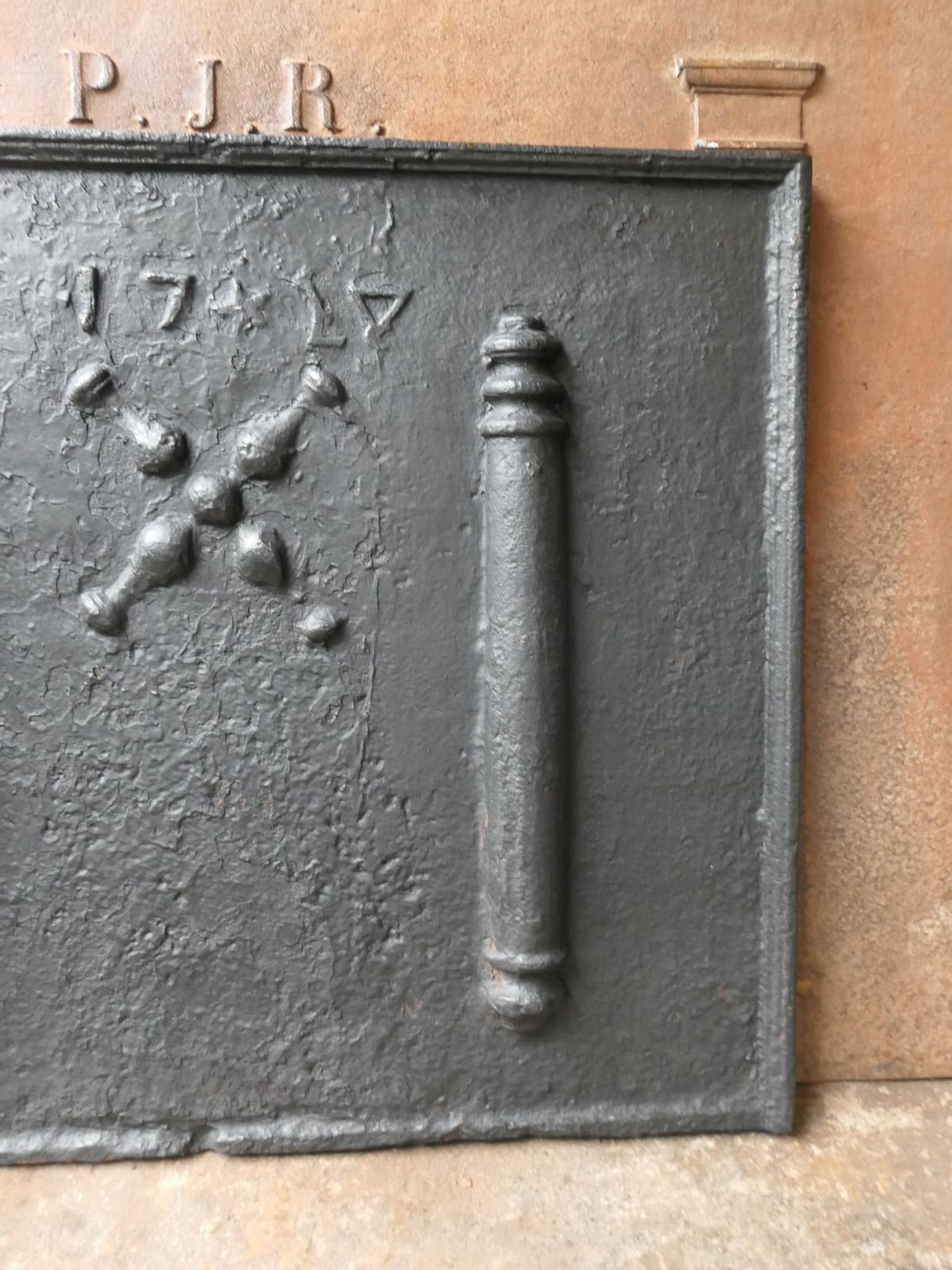 photo vinterior Antique Louis XIV 'Pillars With Saint Andrew's Cross' Fireback / Backsplash