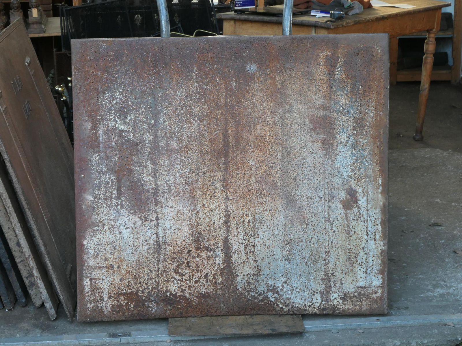 photo vinterior Antique French Fireback / Backsplash With Pillars Of Hercules, 18th Century