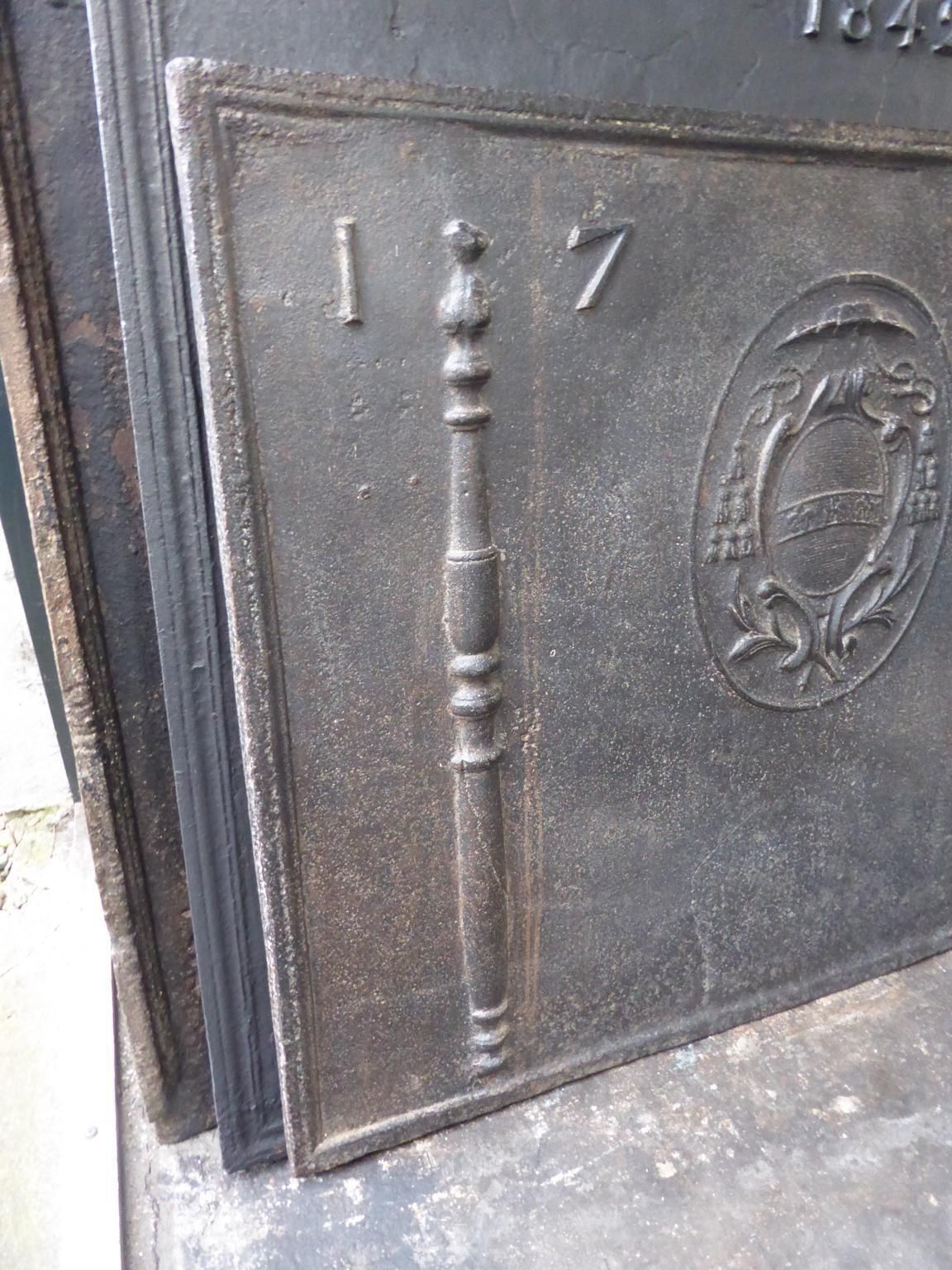 French Louis XV 'Coat Of Arms Fireback / Backsplash, 18th Century photo vinterior