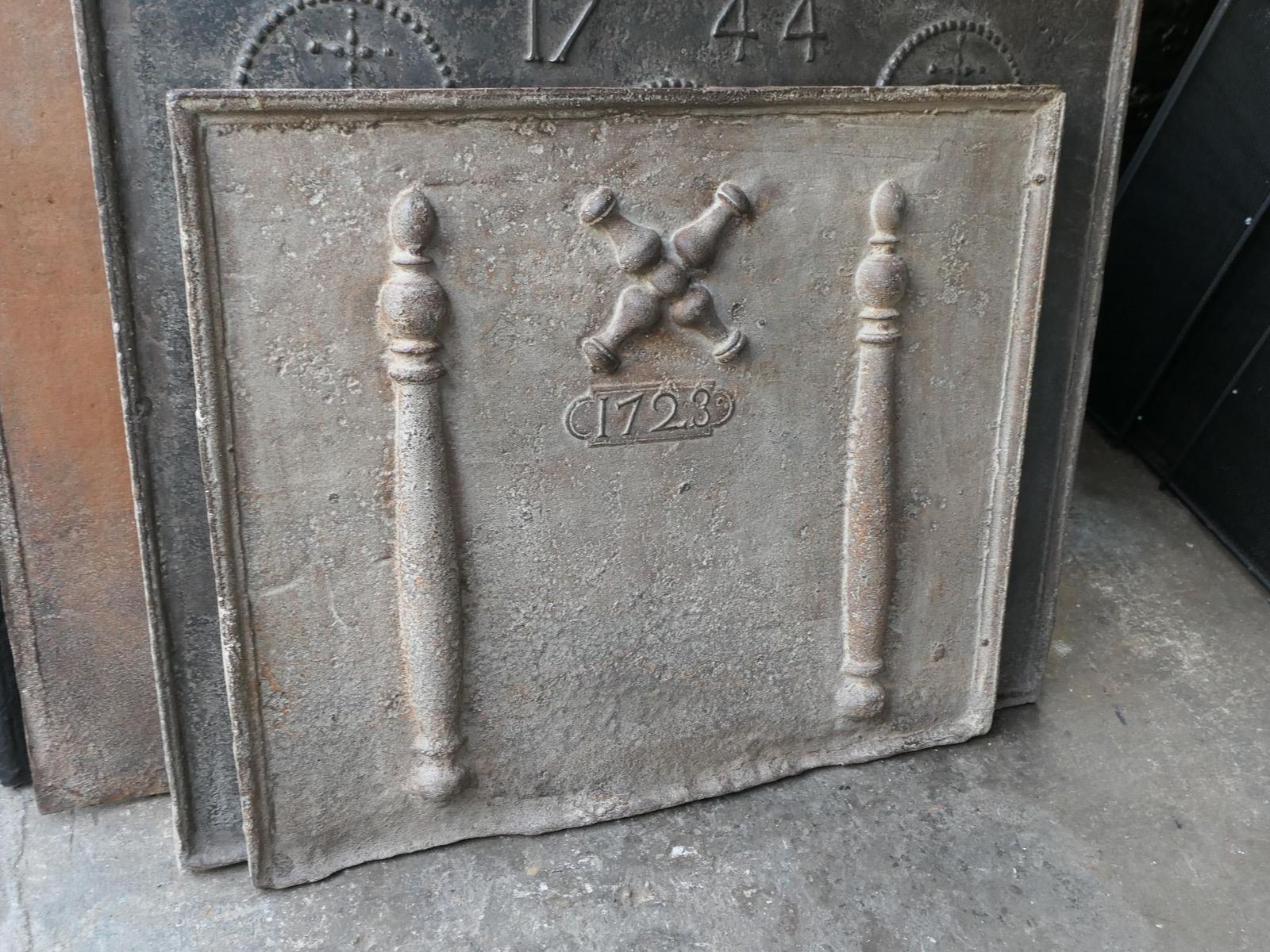 1258.0 Antique Louis XIV 'Pillars With Saint Andrew's Cross' Fireback / Backsplash photo