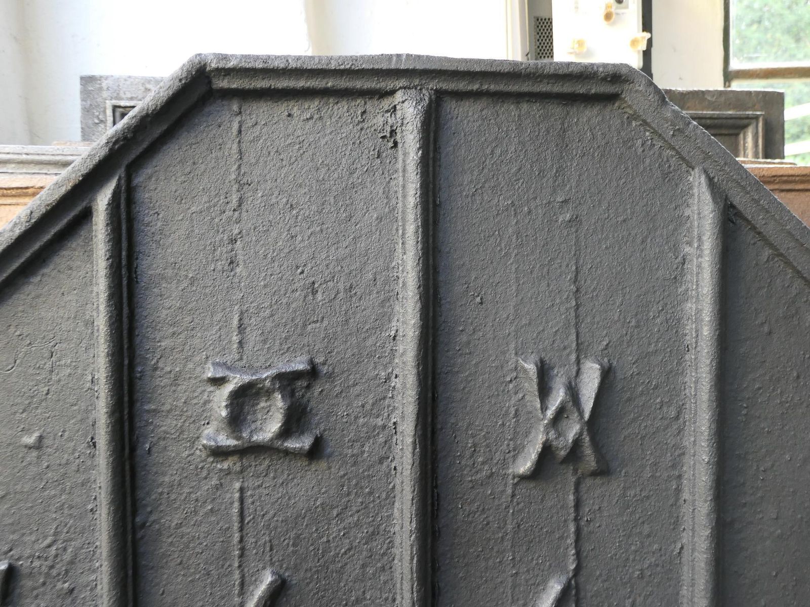 French Louis XIII Style 'Coat Of Arms' Fireback / Backsplash photo vinterior