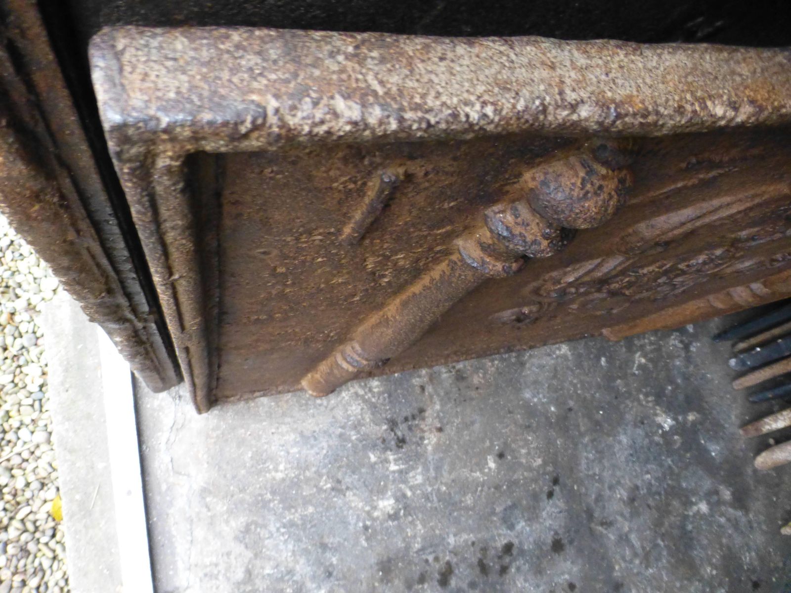 photo furniture Magnificent French 'Coat Of Arms' Fireback / Backsplash, Dated 1720