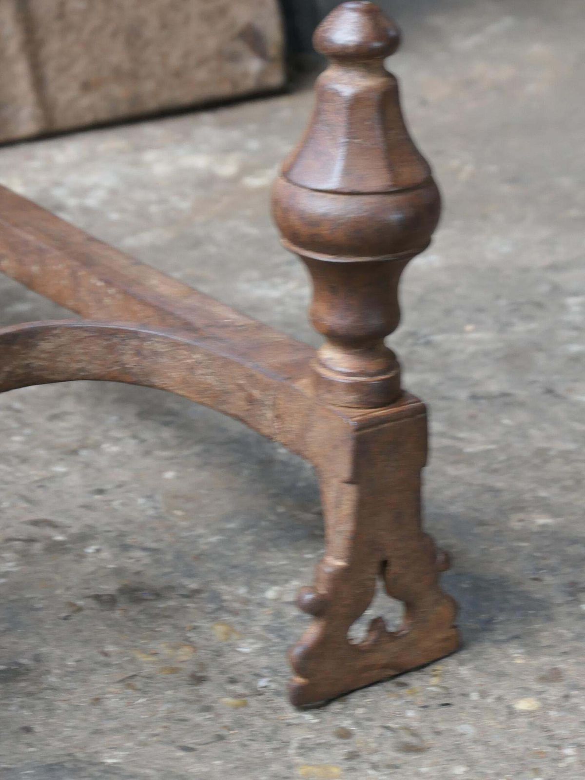photo vintage French Louis XV Period Fireplace Grate Or Fire Basket, 18th Century