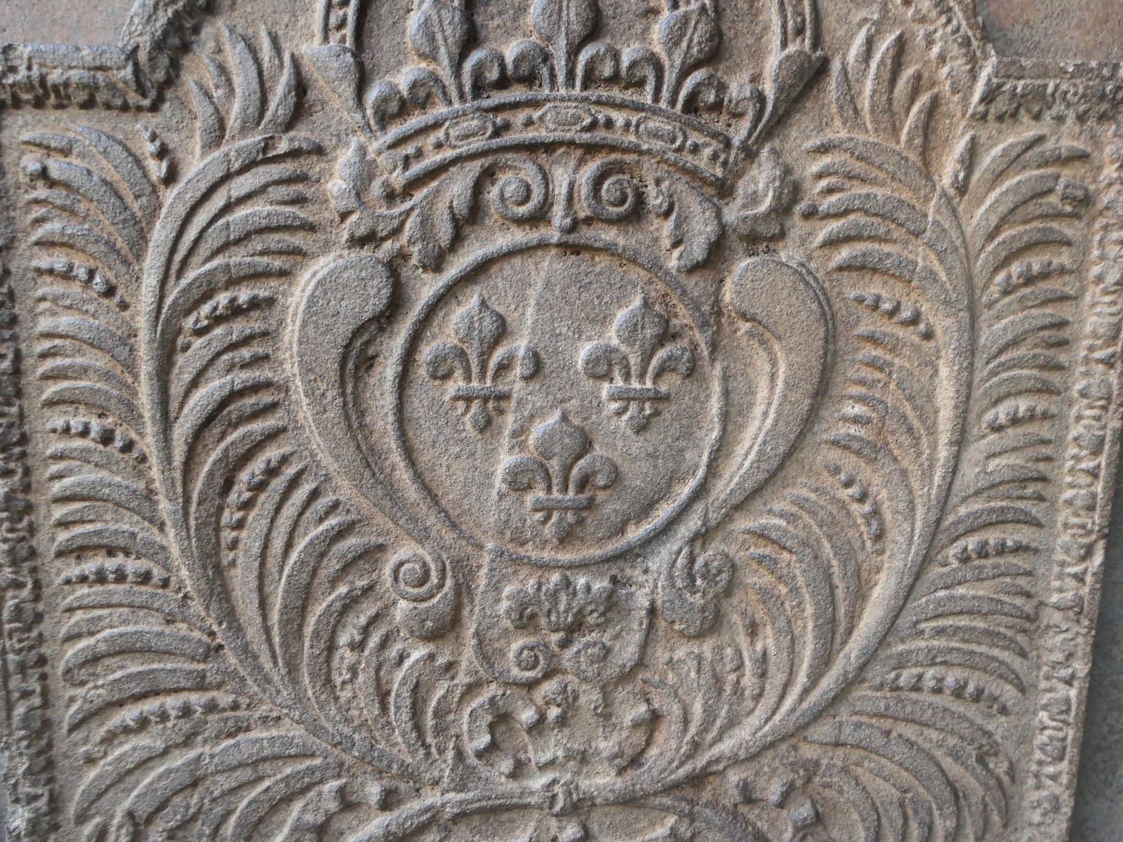 photo furniture 18th Century French Louis XV 'Arms Of France' Fireback / Backsplash
