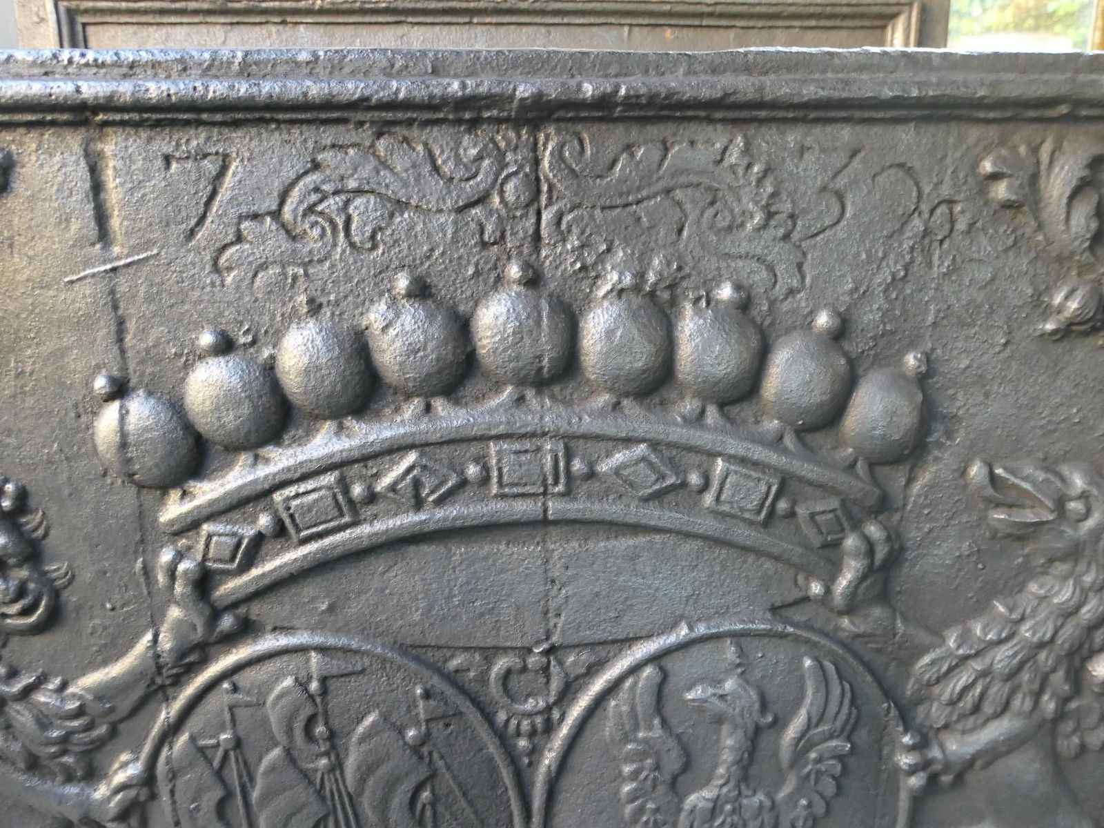 photo vinterior Large 18th Century French Louis XIV 'Coat Of Arms' Fireback / Backsplash