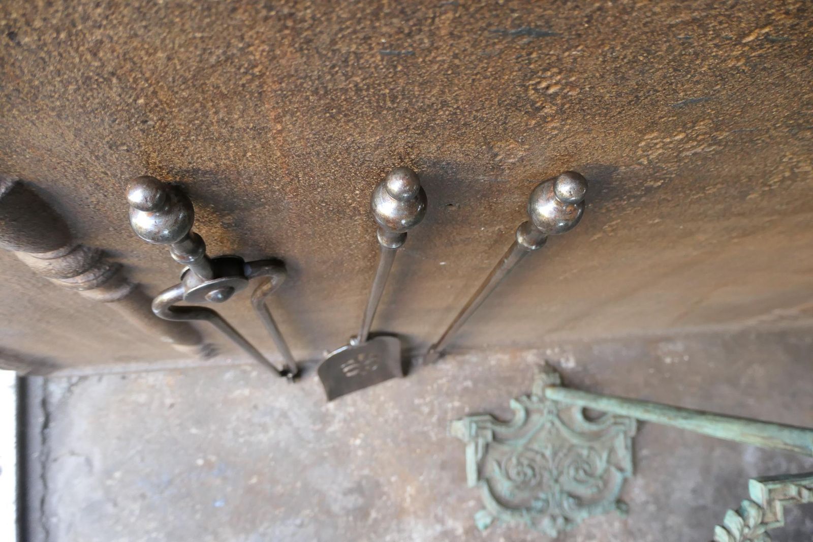 photo vintage English Set Of Fireplace Tools, Victorian Companion Set, 19th Century