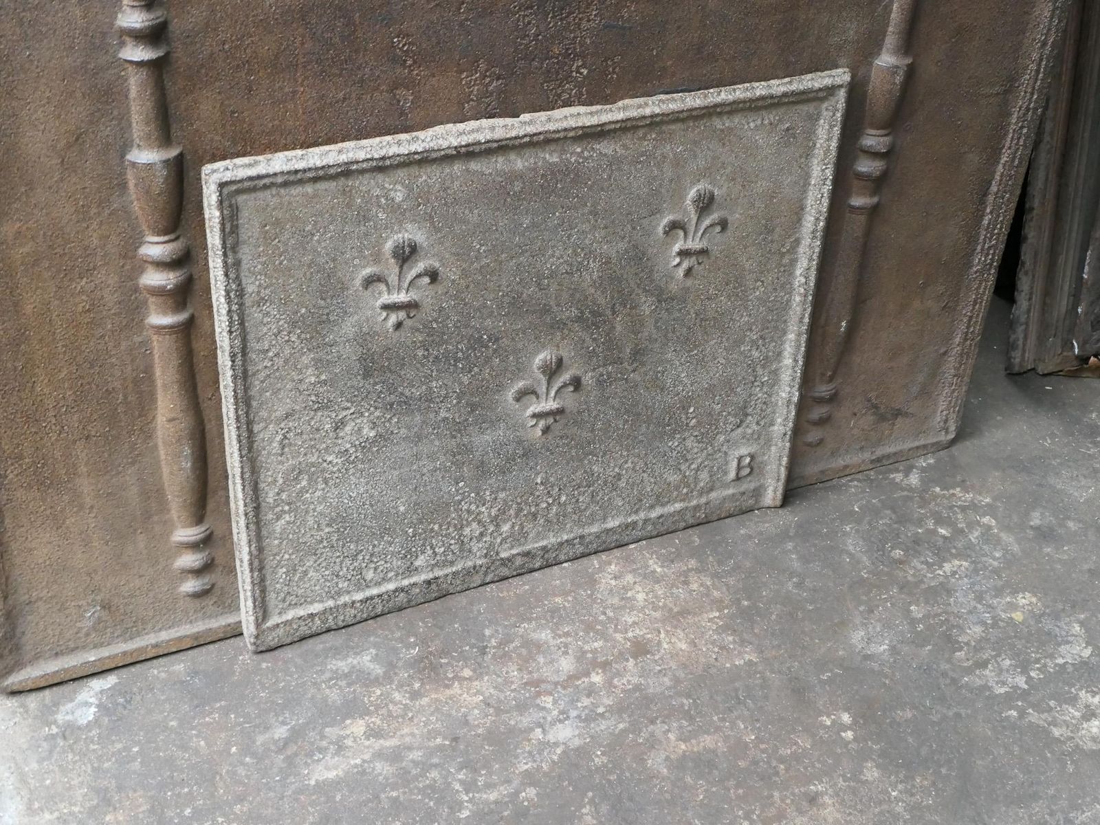 photo furniture 18th Century French Louis XV Fireback / Backsplash With Fleurs De Lys