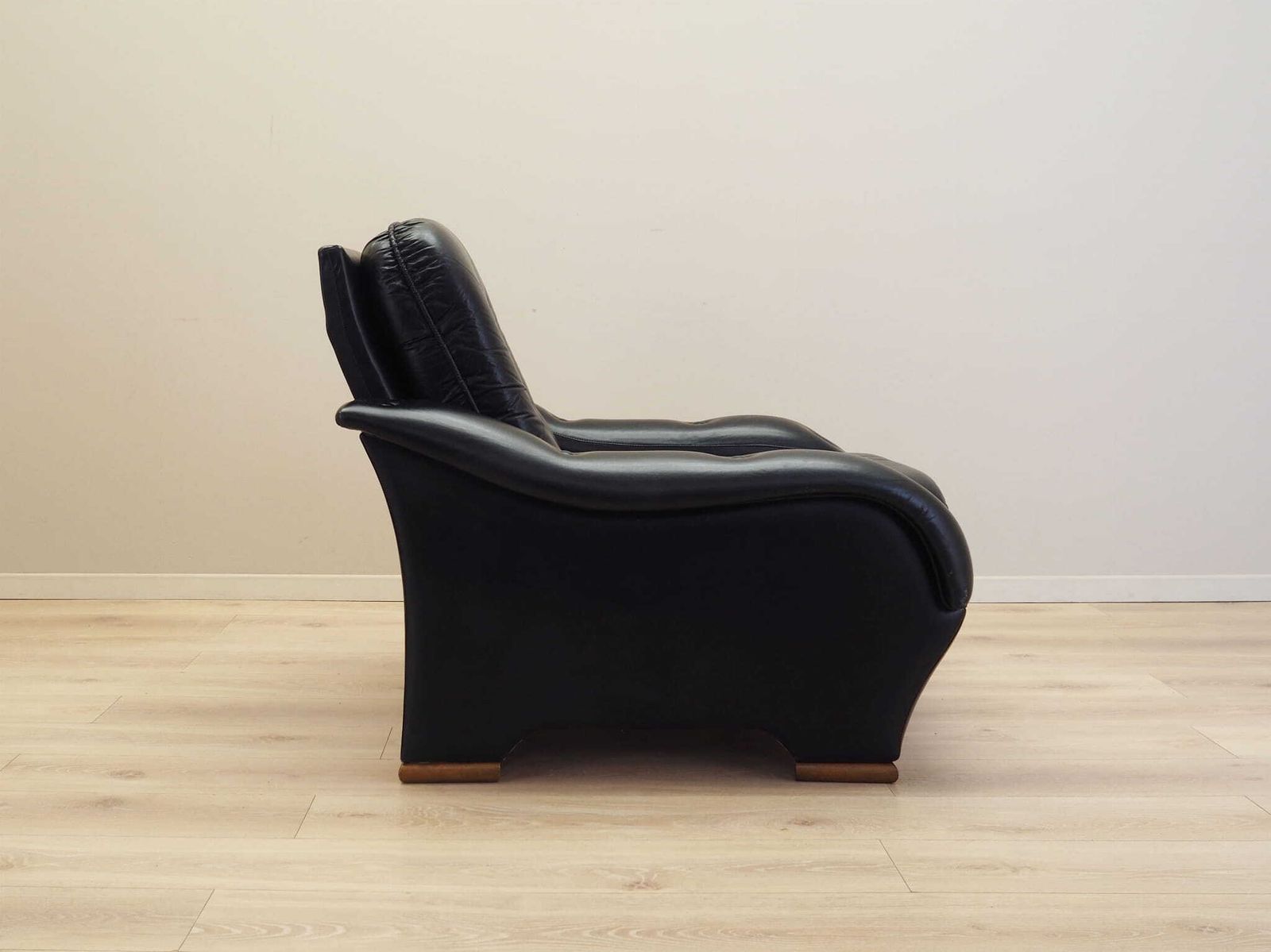 photo furniture Zwarte Fauteuil, Italiaans Design, Jaren 1980, Productie: Italië