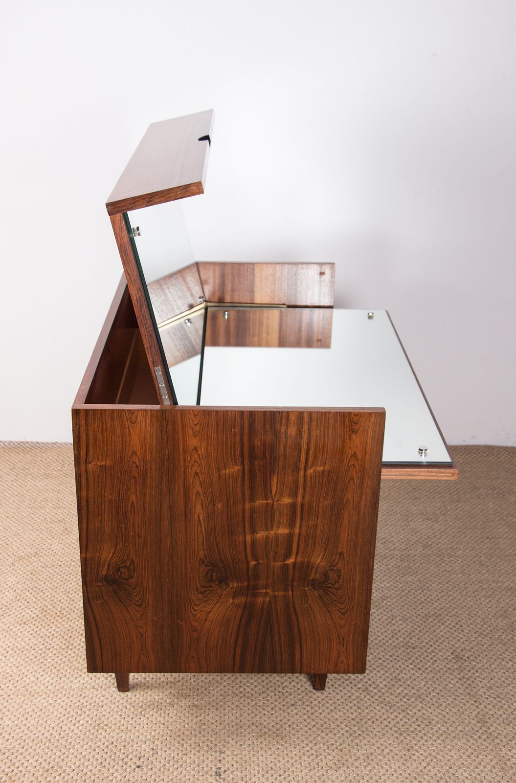 photo for sale Grande coiffeuse commode en palissandre, par Paul Geoffroy pour Edition Charron, 1960.
