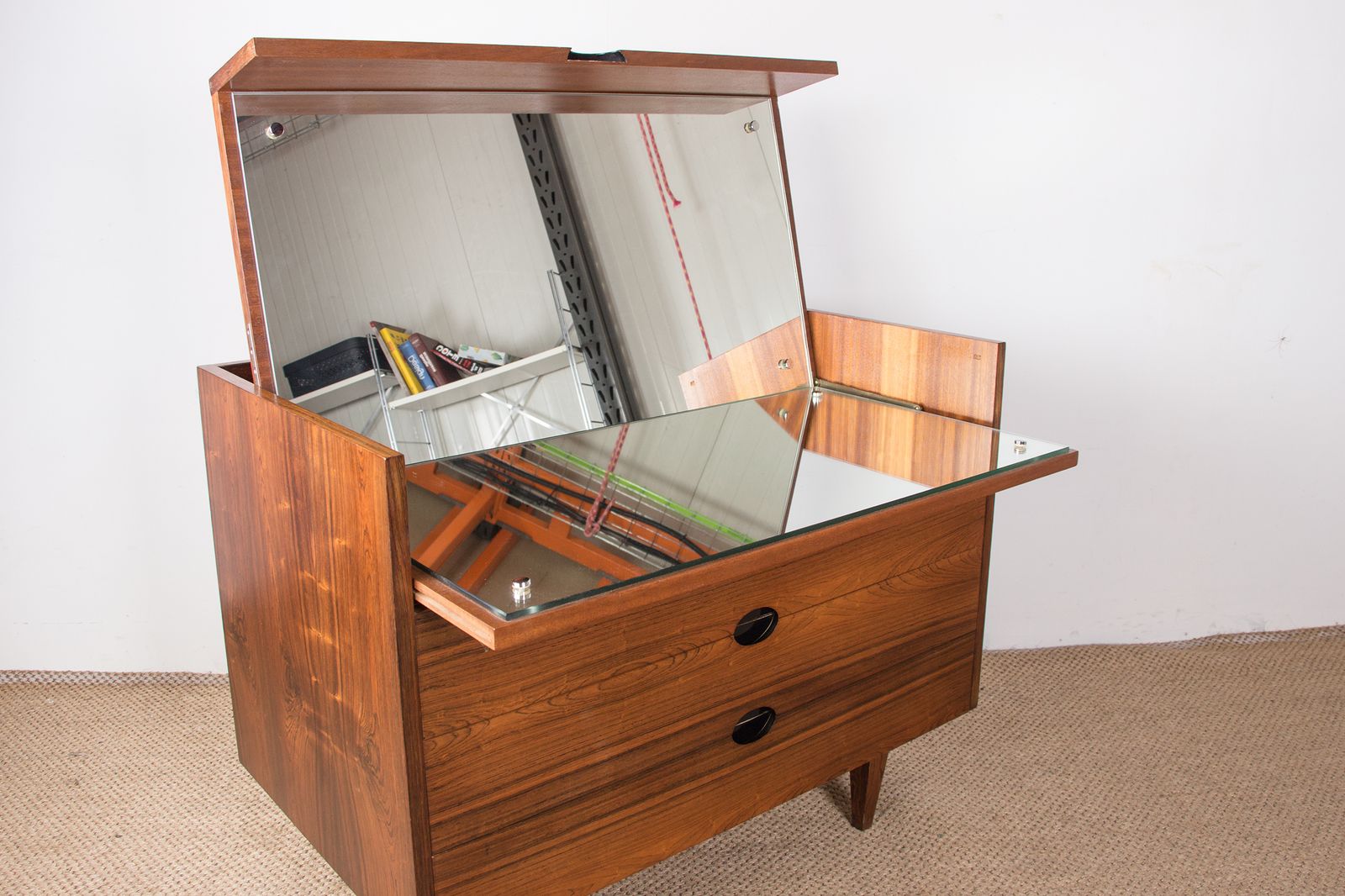 Mobilier Grande coiffeuse commode en palissandre, par Paul Geoffroy pour Edition Charron, 1960. photo