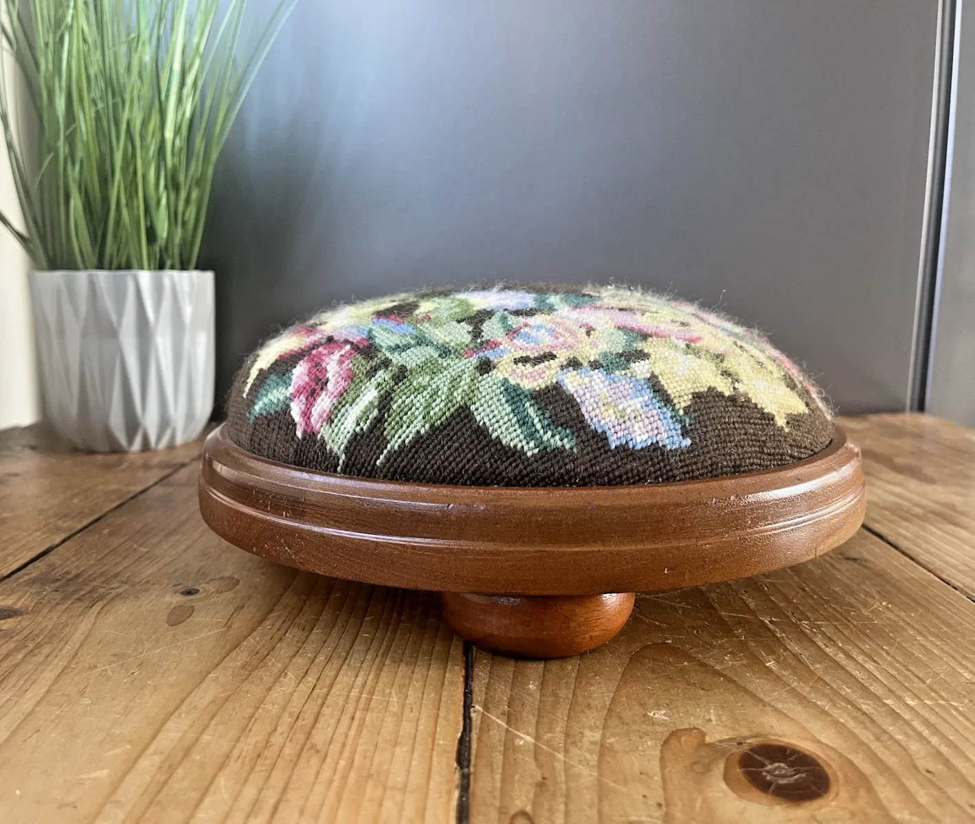 Antique Floral Tapestry Needlepoint Low Bun Foot Stool Old English Country House photo vinterior