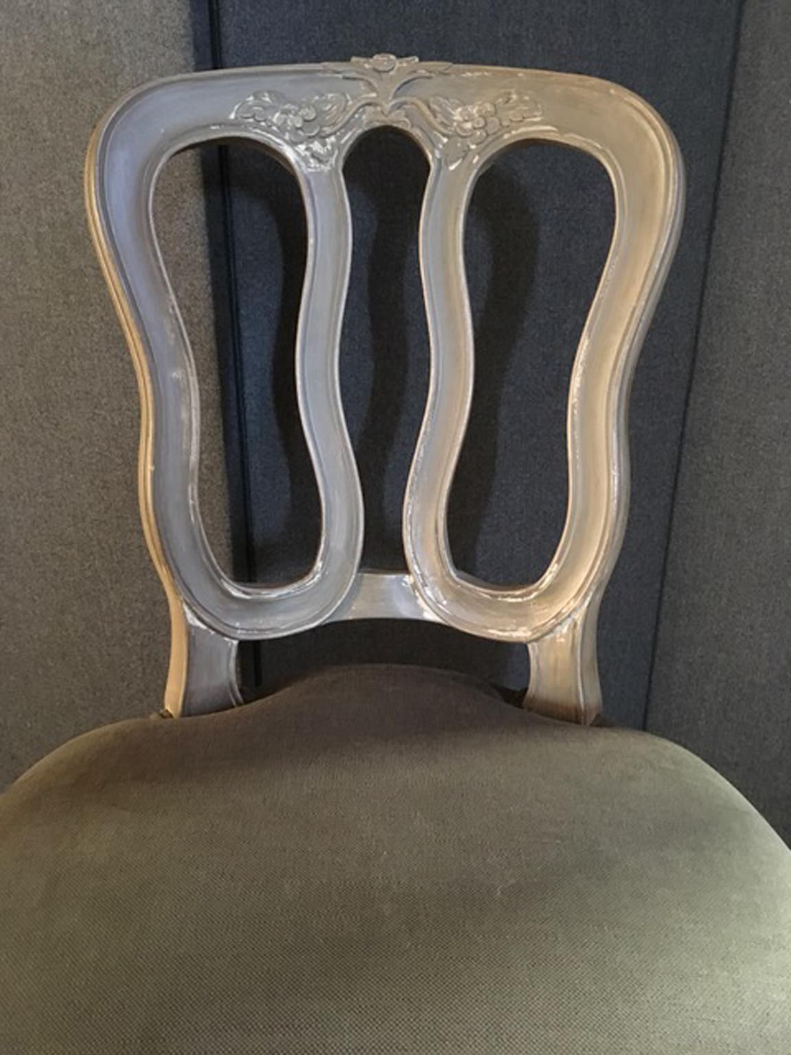photo vinterior French Provincial Pair Of Wooden Chairs
