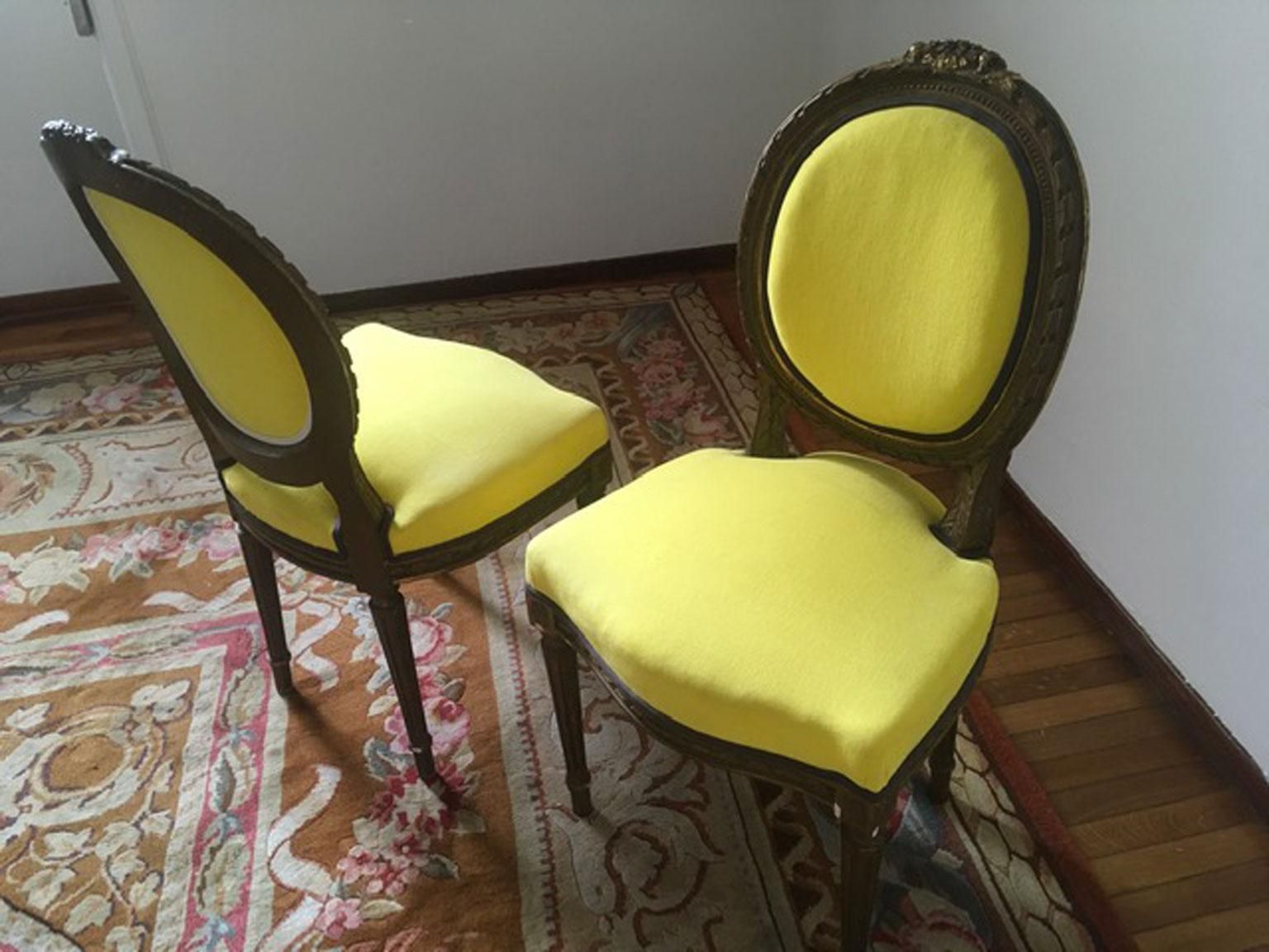 photo vintage Mid 19th Century Pair French Provincial Wooden Chairs Yellow Linen