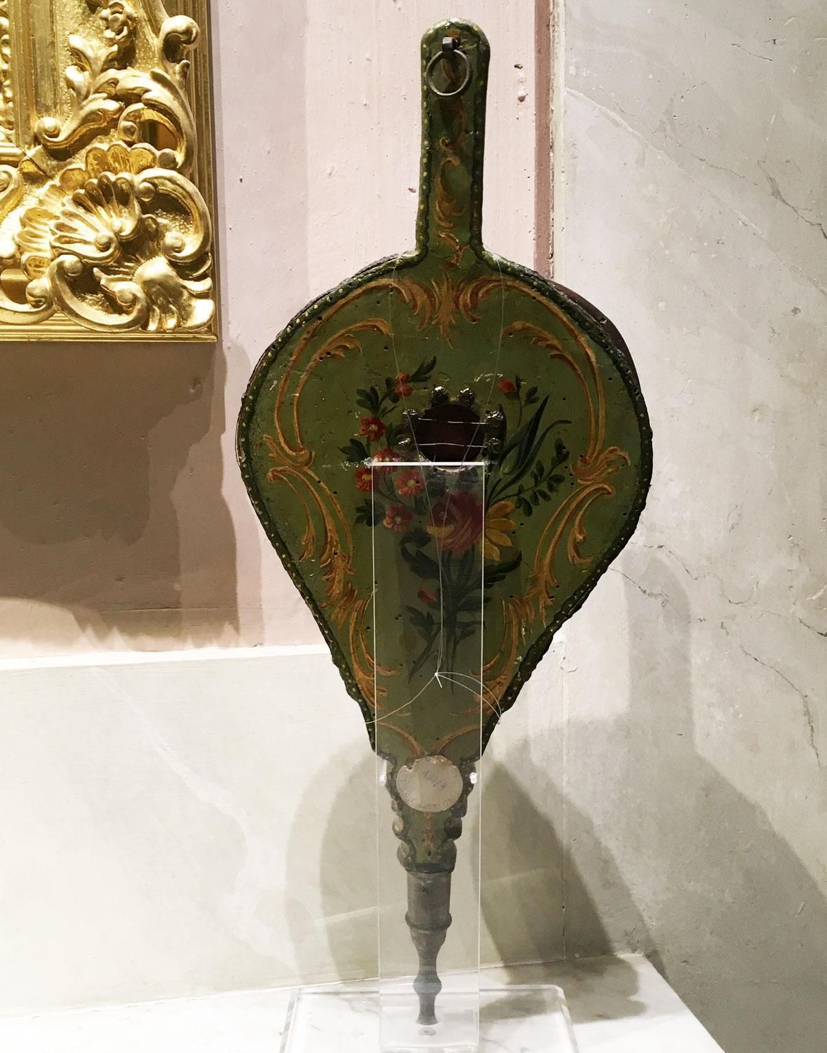 1750 Venezia Italy Green Lacquered Wooden Fireplace Bellows With Flowers photo vinterior