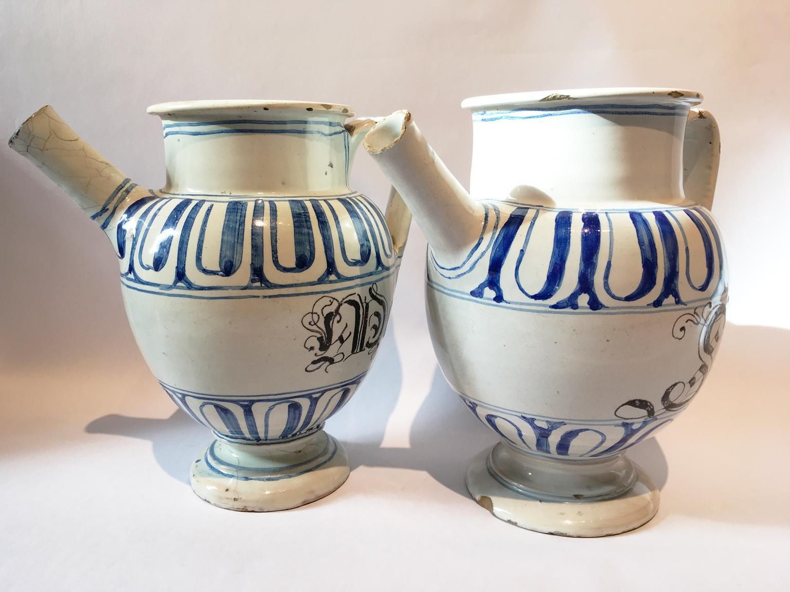 photo vinterior Italy Mid 18th Century Pair Of Ceramic Carafes In White And Blue For Pharmacy