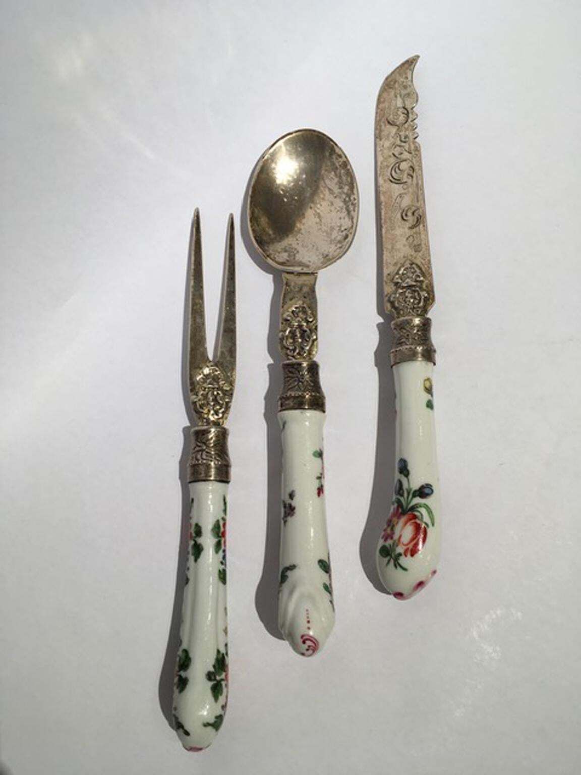 Early 19th Century Set Of 3 English Porcelain Cutleries photo furniture