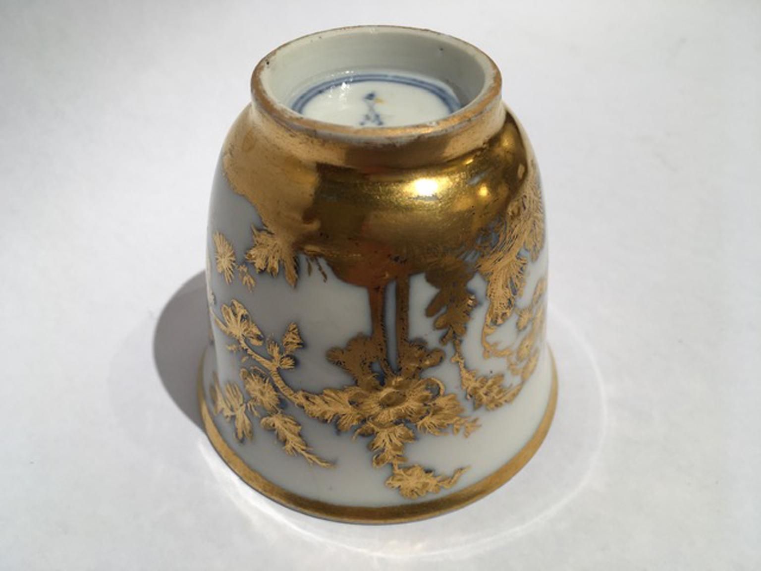 photo vintage Meissen Mid 18th Century Cup White Porcelain With Golden Drawings Japonese Style