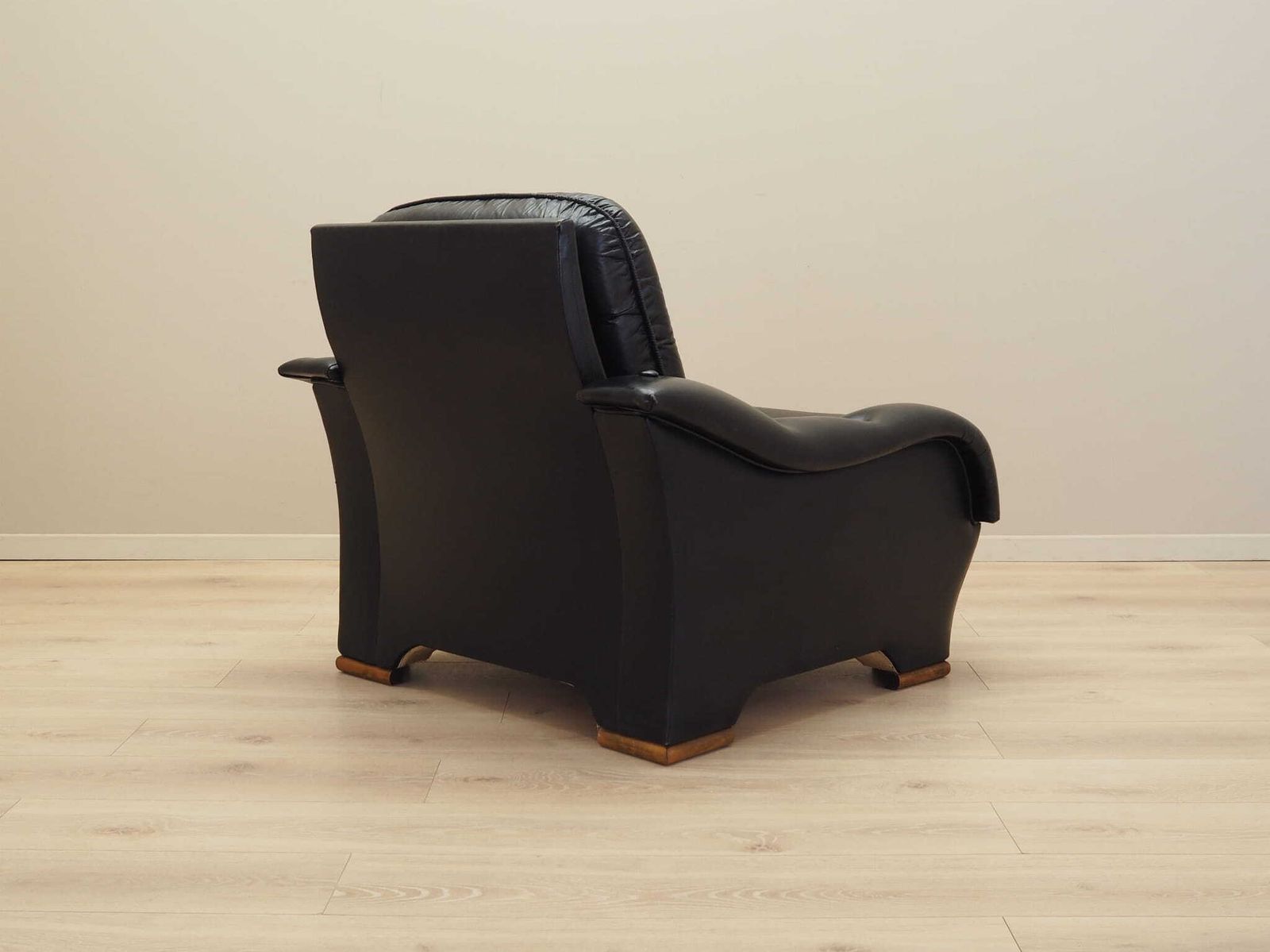 photo furniture Zwarte Fauteuil, Italiaans Design, Jaren 1980 – Herkomst: Italië