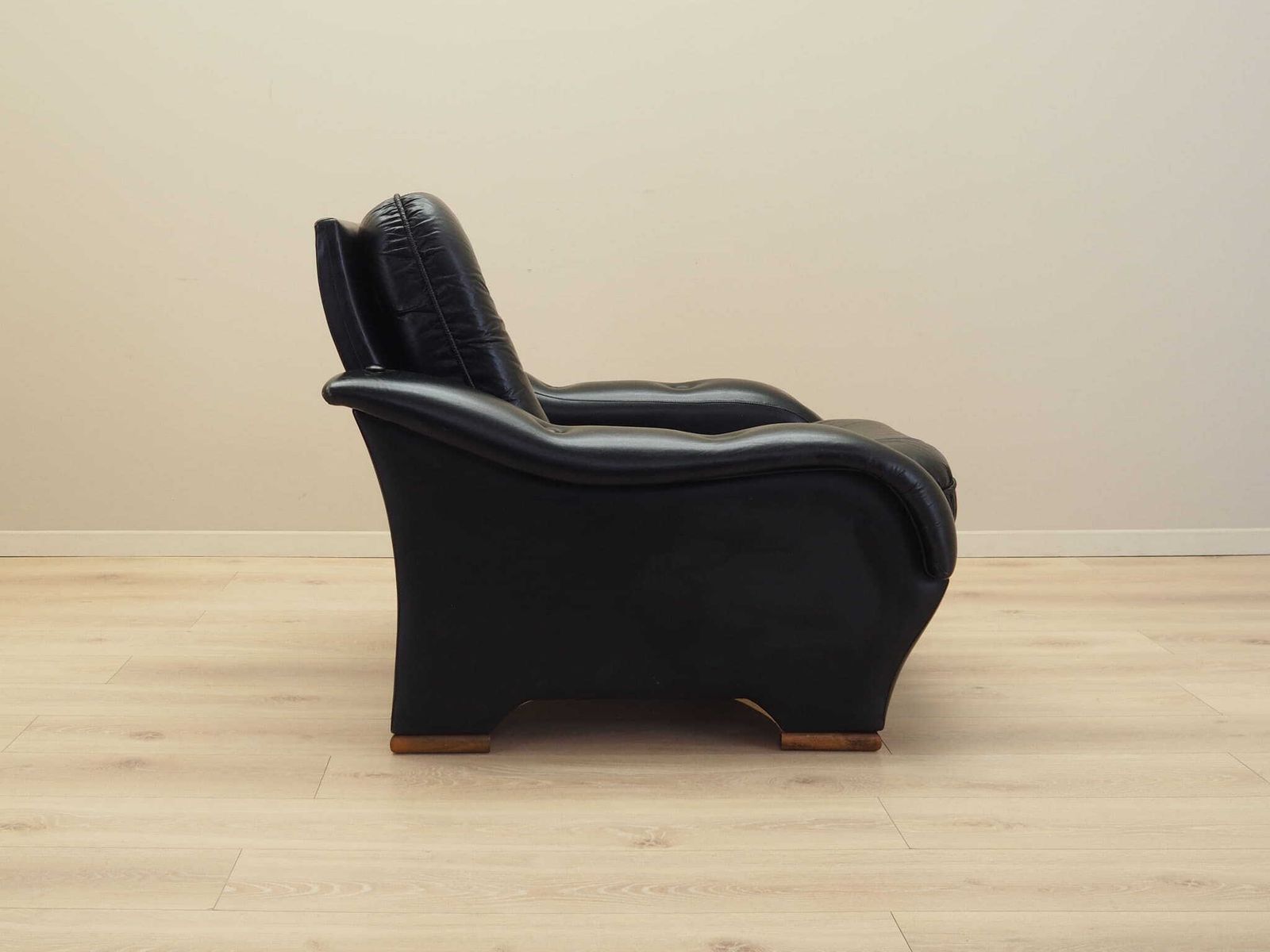 photo for sale Black Armchair Italian Design 1980s  Manufacture: Italy