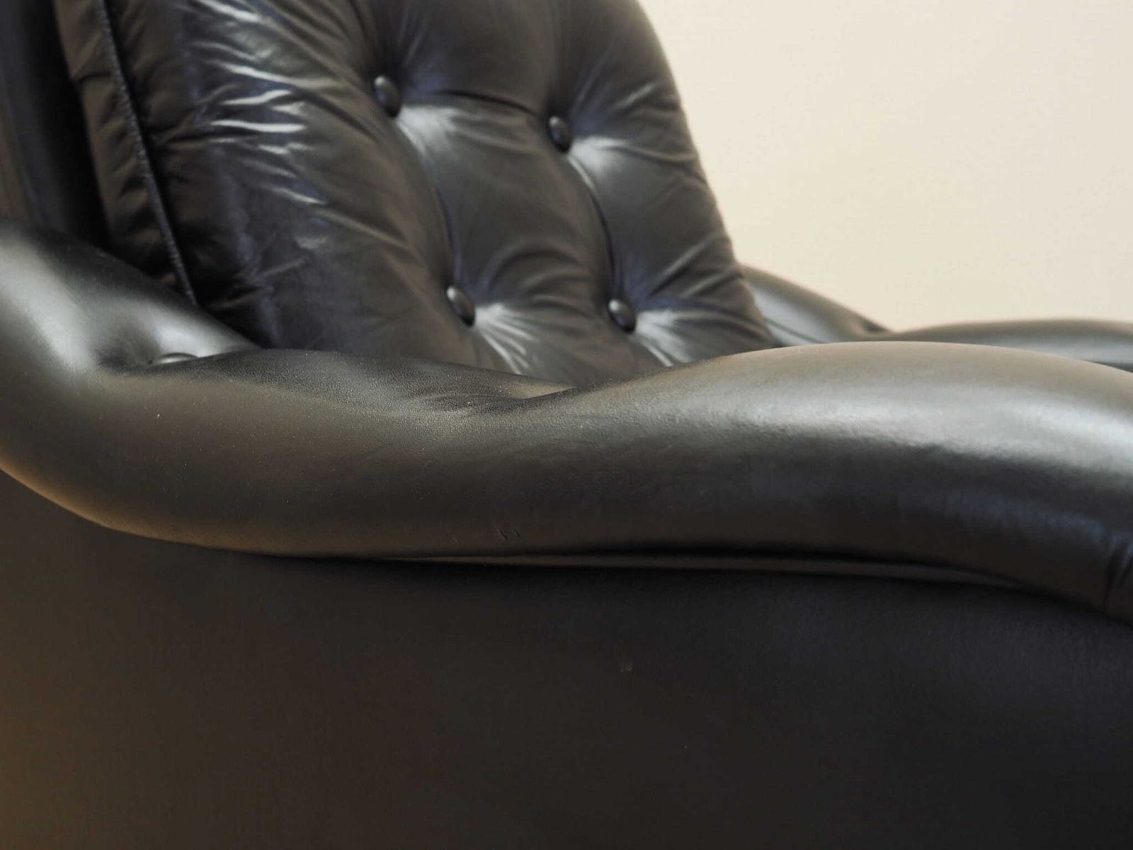 photo buy Zwarte Fauteuil, Italiaans Design, Jaren 1980 – Herkomst: Italië