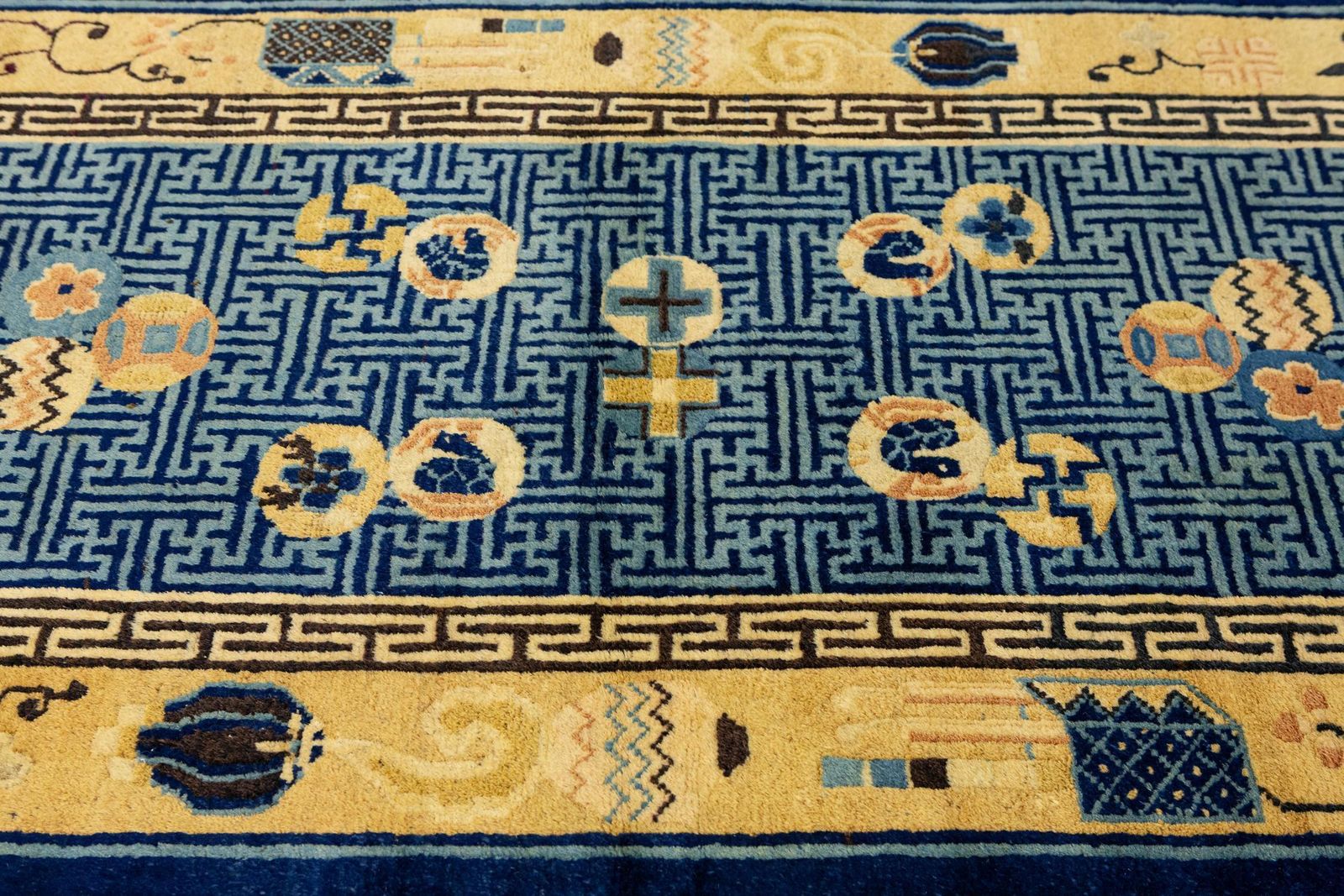 Antique Traditional Chinese Motifs Small Peking Rug, 19th Century photo vinterior
