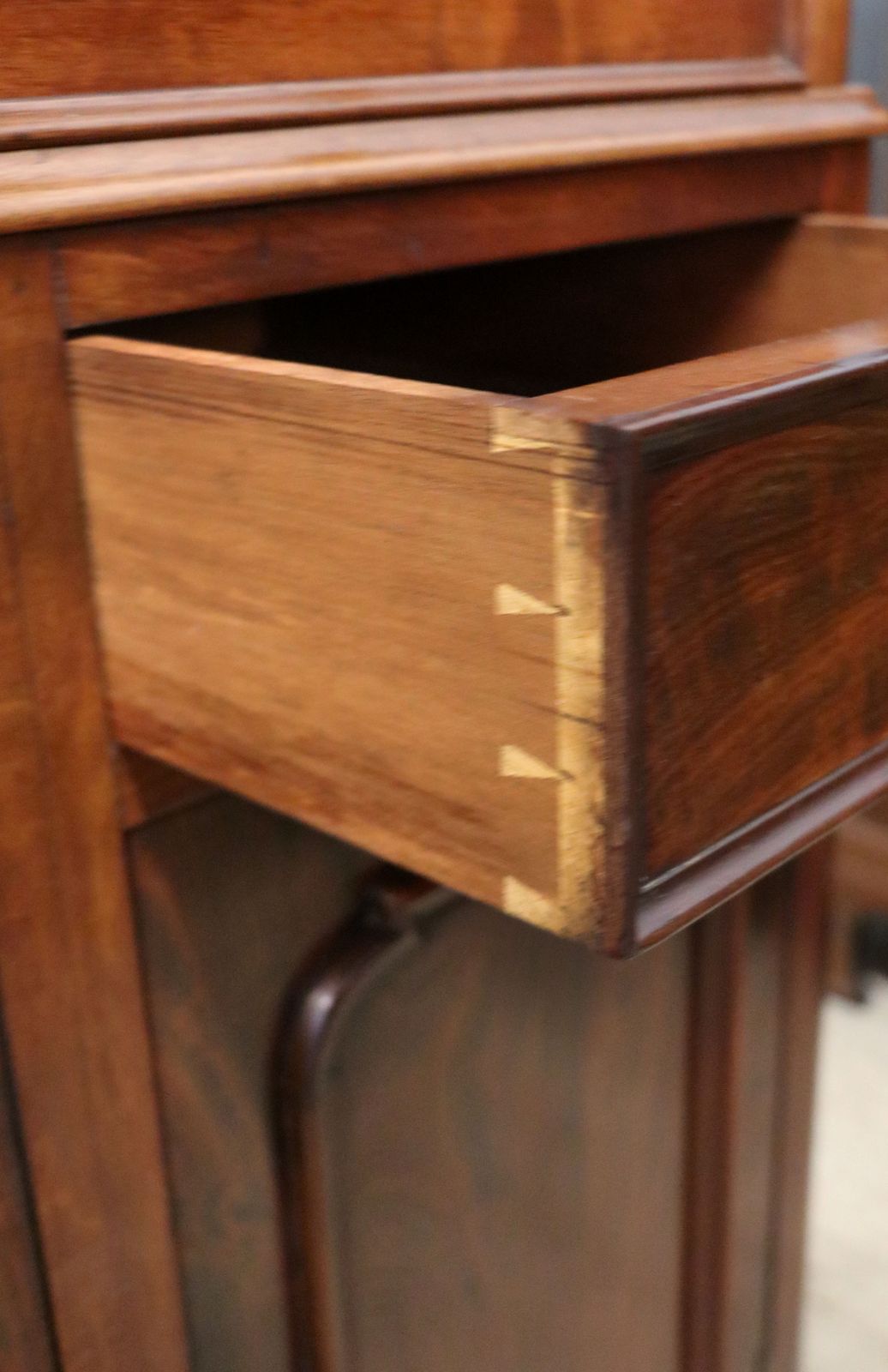 photo vinterior Victorian Quality! A Well Made And Wonderfully Practical Mahogany Side Cabinet.