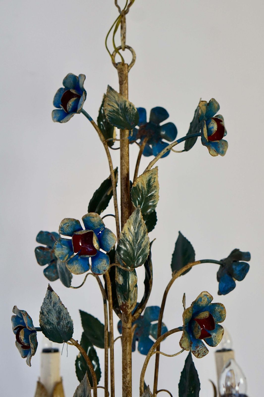 Mid 20th Century Italian Painted Iron And Tole Chandelier With Flowers photo vintage